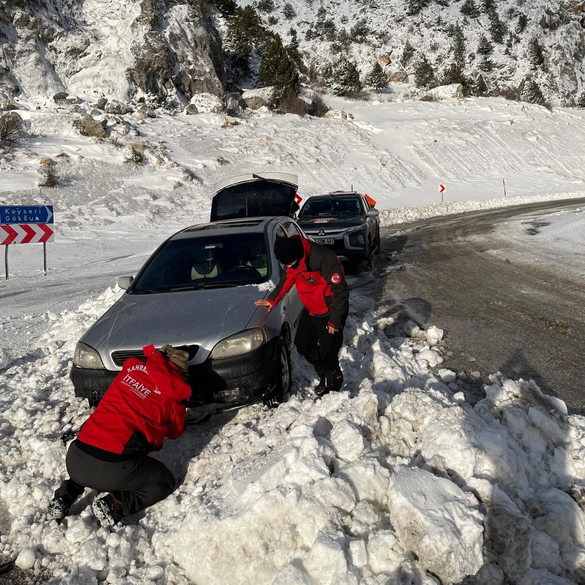 Kahramanmaraş’ta itfaiyesinden yolda kalan araçlara yakıt desteği
