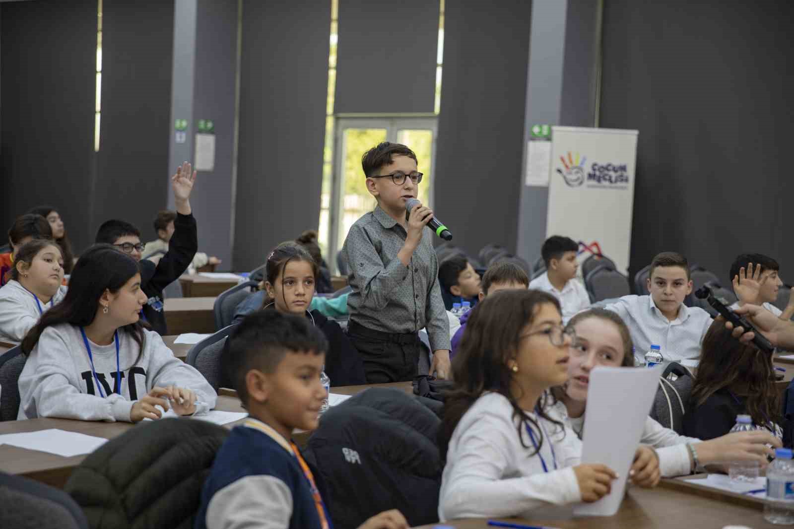 Çocuk Meclisi’nde ’kadına şiddet ve akran zorbalığına’ dikkat çekildi
