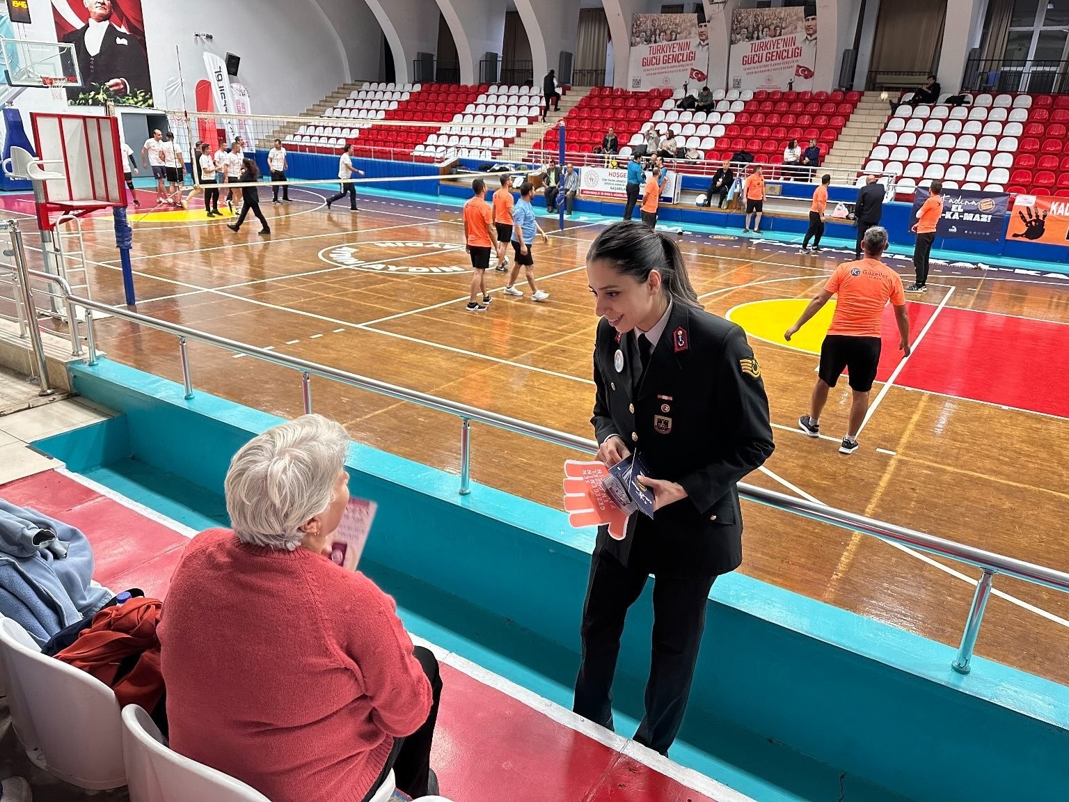 Voleybol maçında Jandarmadan Kadına Şiddet farkındalığı
