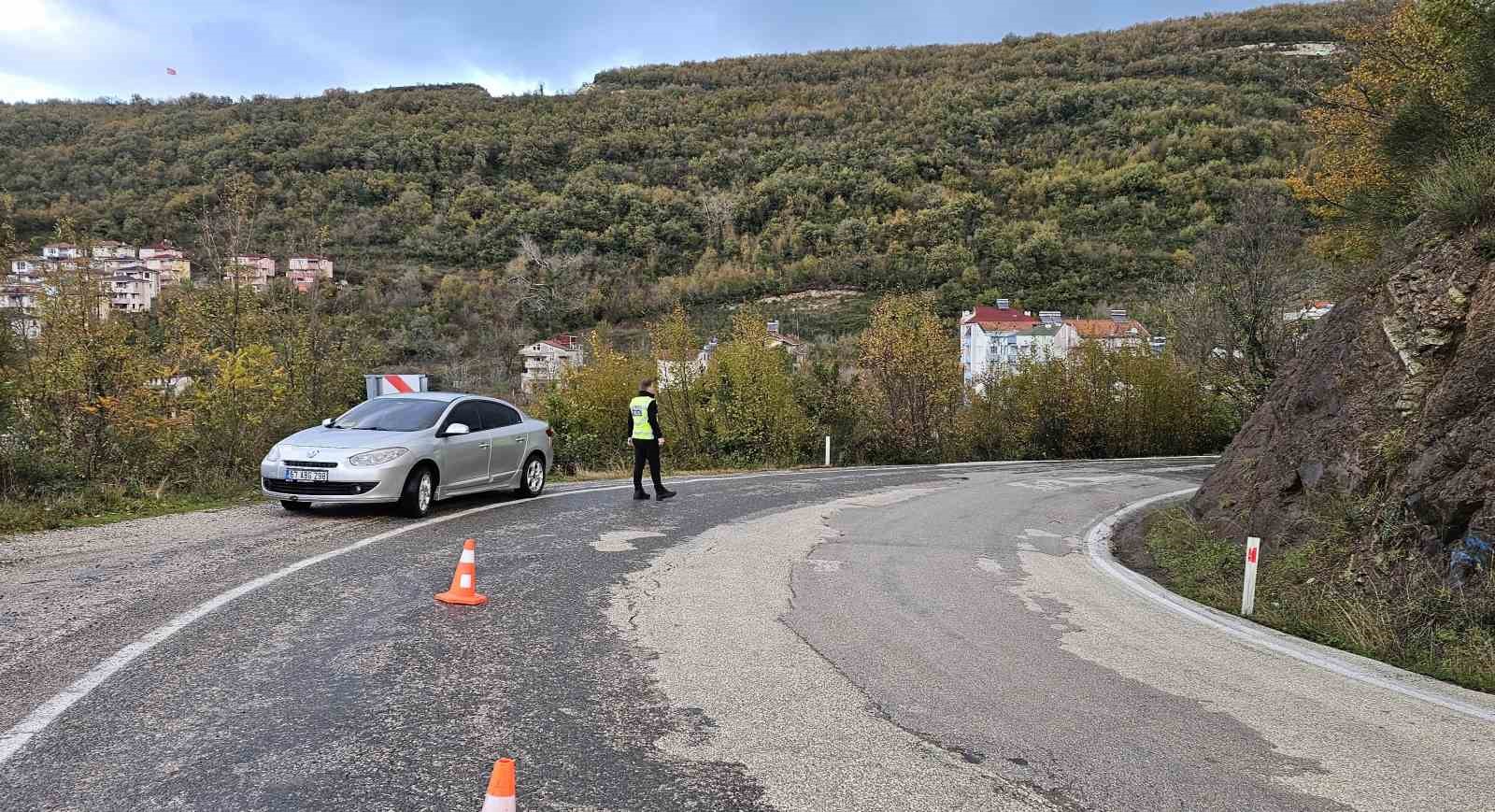 Otomobili ile 25 metre yüksekten uçuruma uçtu, burnu bile kanamadan kurtuldu
