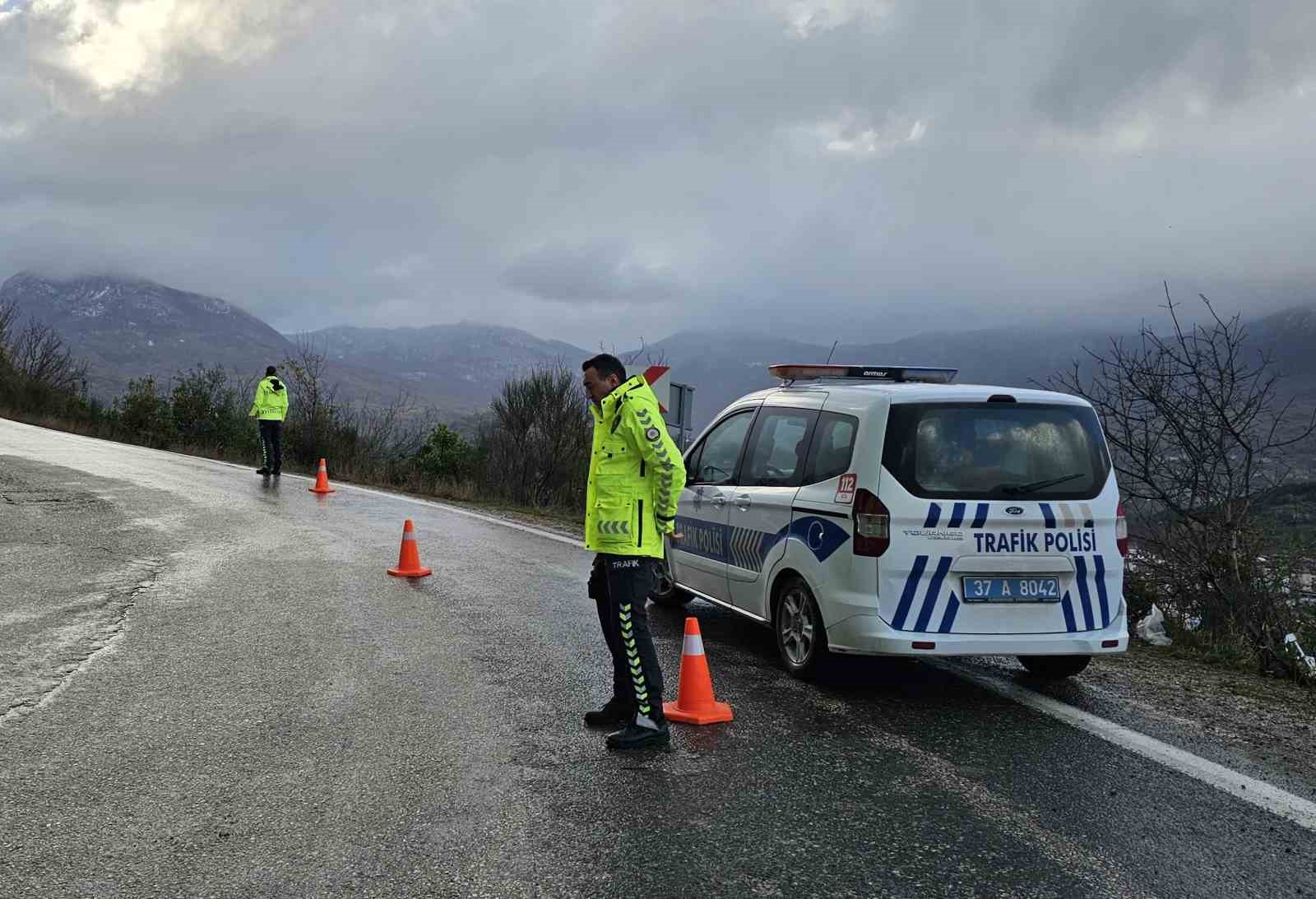 Otomobili ile 25 metre yüksekten uçuruma uçtu, burnu bile kanamadan kurtuldu
