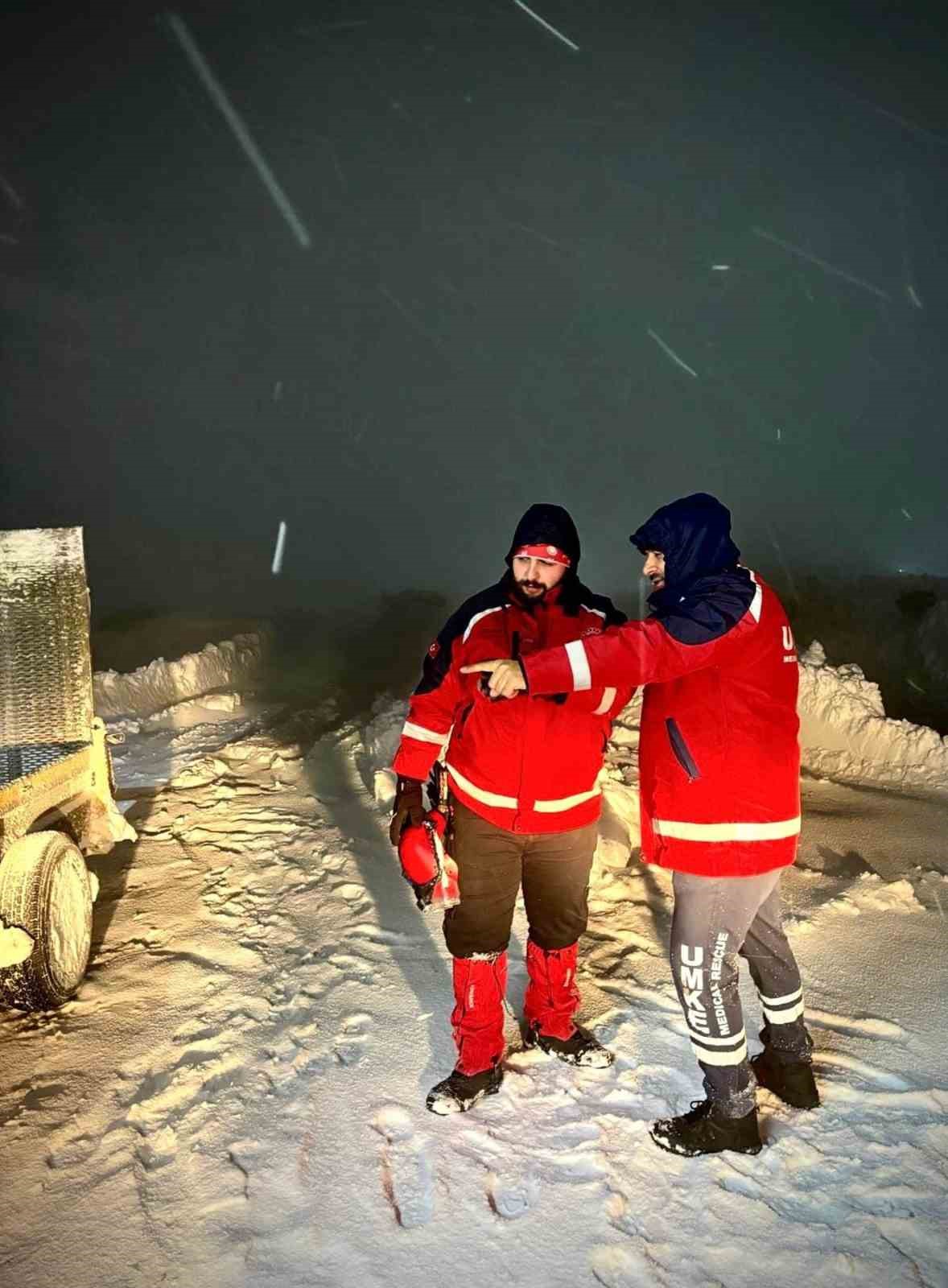 Karda mahsur kalan vatandaşların imdadına AFAD ve UMKE yetişti
