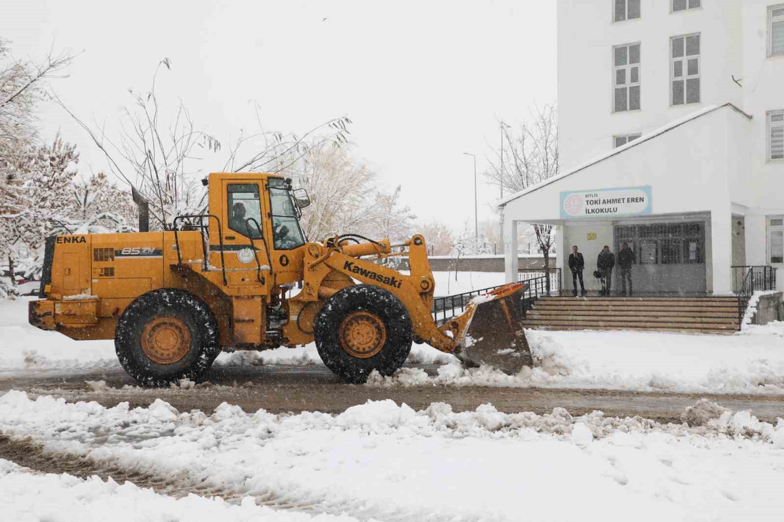 Bitlis’te 78 köy yolu ulaşıma açıldı
