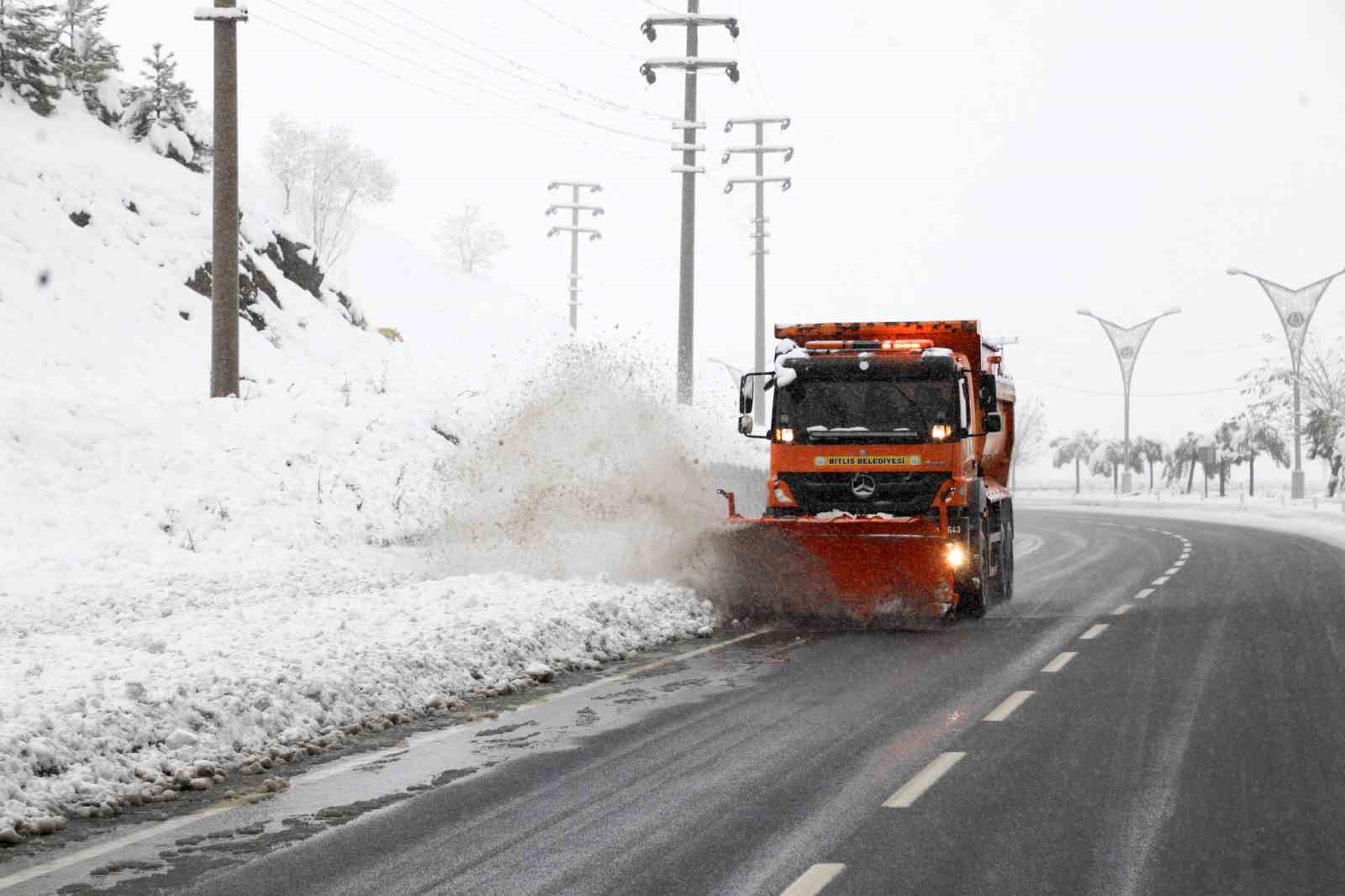 Bitlis’te 78 köy yolu ulaşıma açıldı
