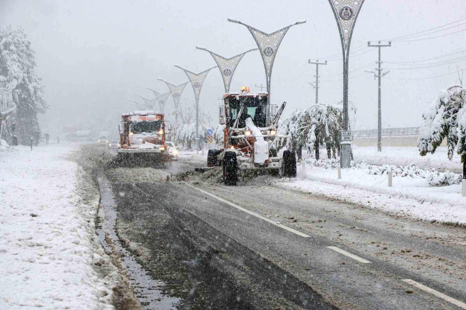 Bitlis’te 78 köy yolu ulaşıma açıldı
