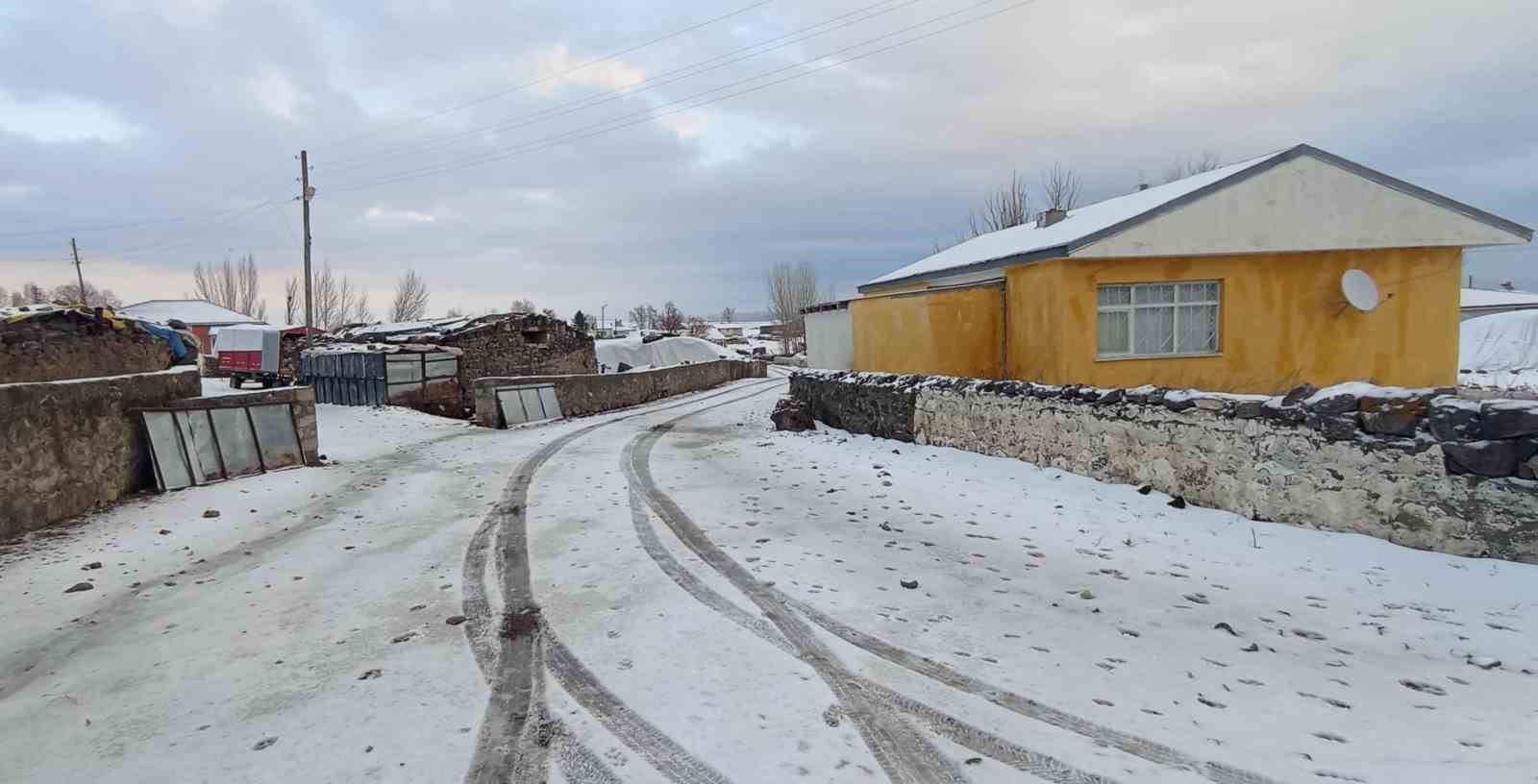 Akyaka’ya mevsimin ilk karı düştü
