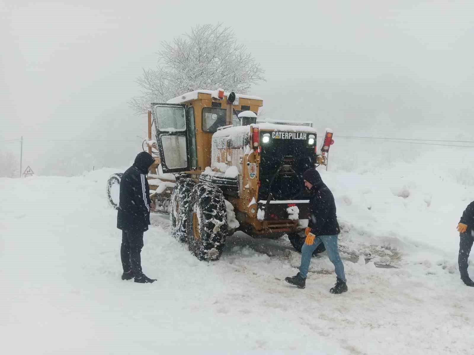 Kırsalda kar kalınlığı 1 metreye yaklaştı
