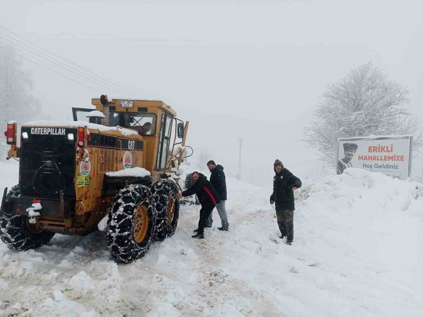 Kırsalda kar kalınlığı 1 metreye yaklaştı
