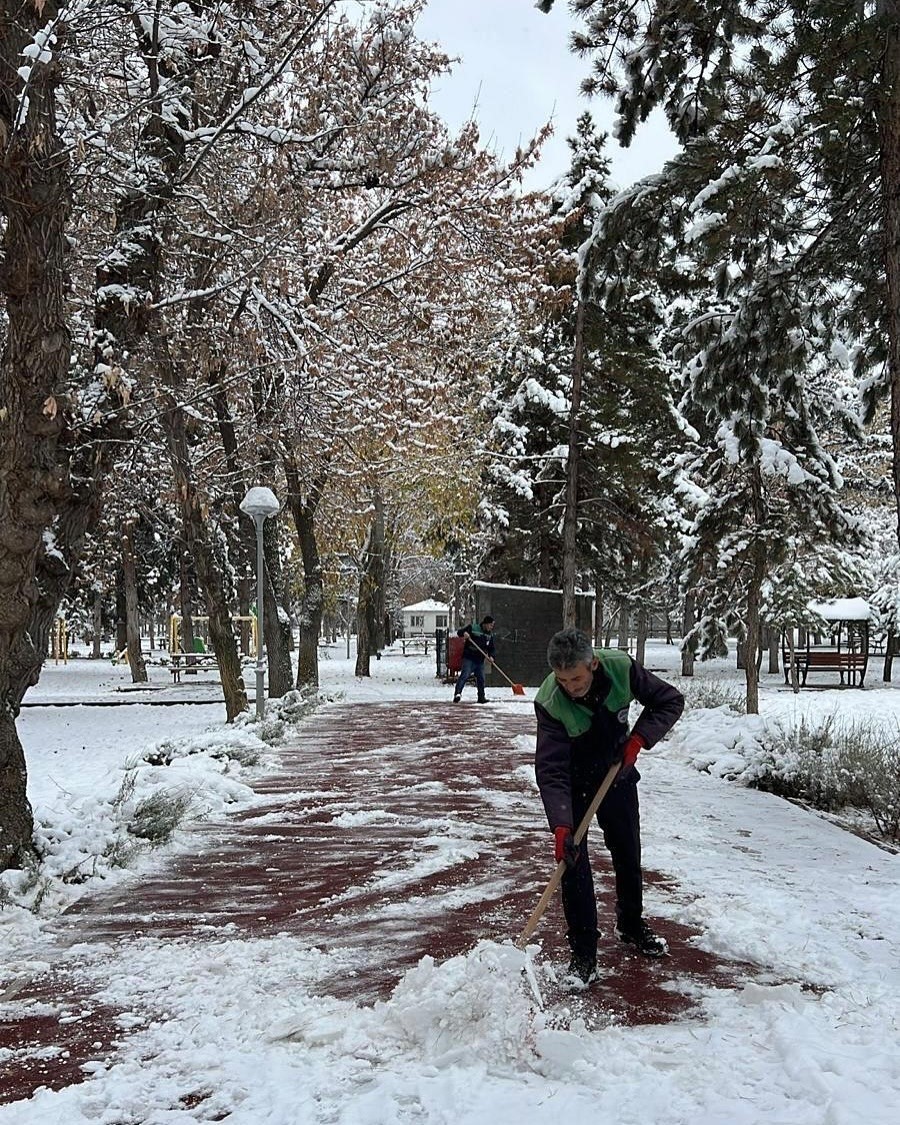 Büyükşehir ekiplerinden kaldırım ve parklarda yoğun mesai
