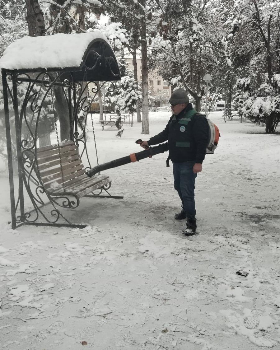 Büyükşehir ekiplerinden kaldırım ve parklarda yoğun mesai
