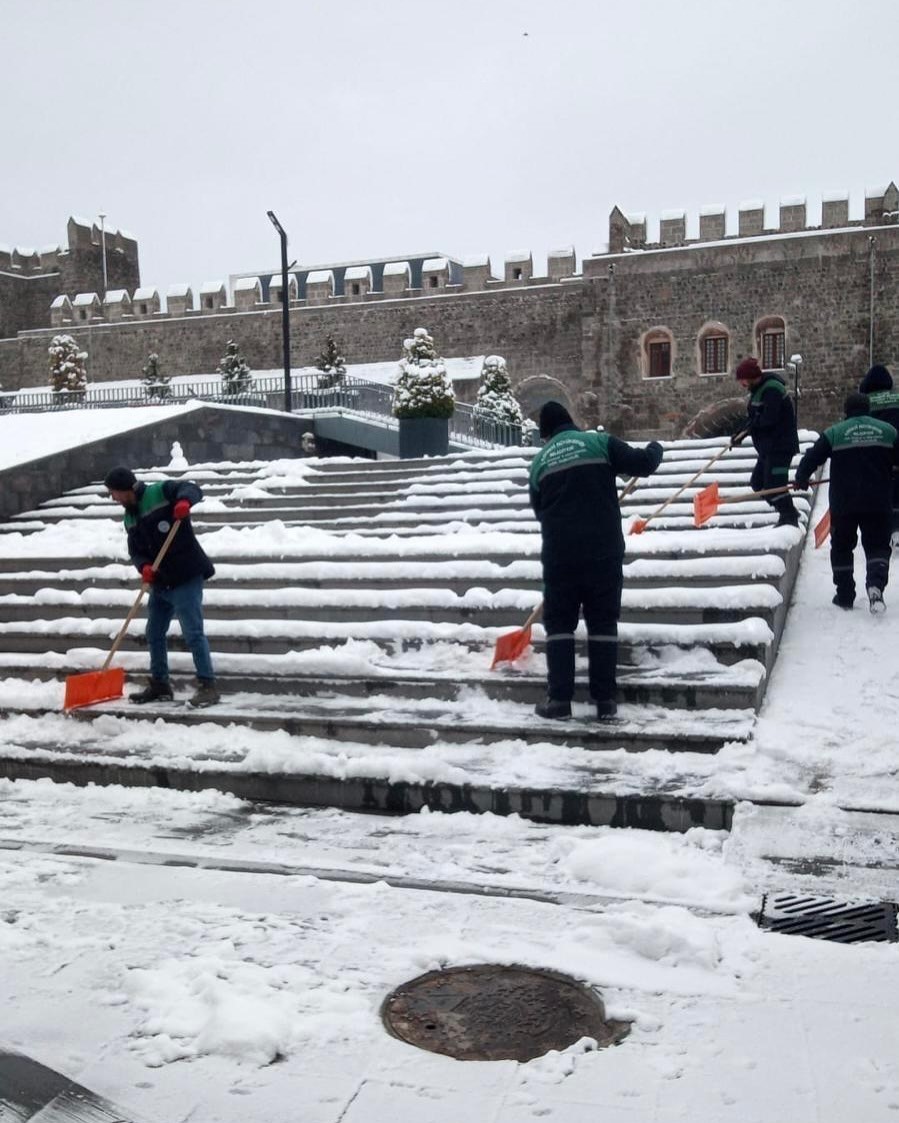 Büyükşehir ekiplerinden kaldırım ve parklarda yoğun mesai
