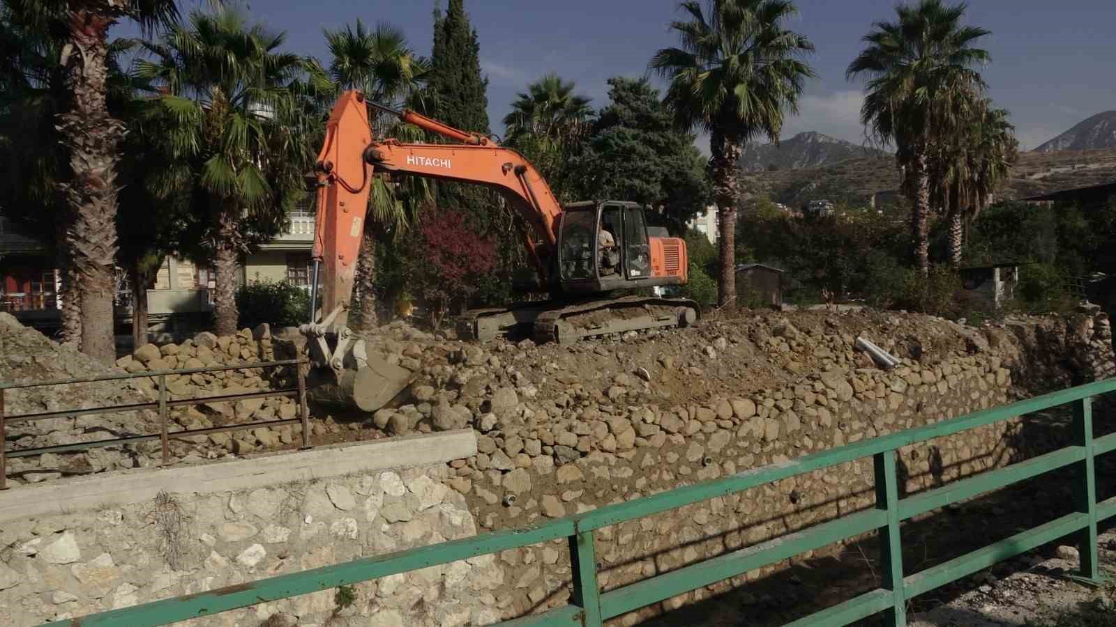 Hatay’da dere ıslah çalışmaları sürüyor
