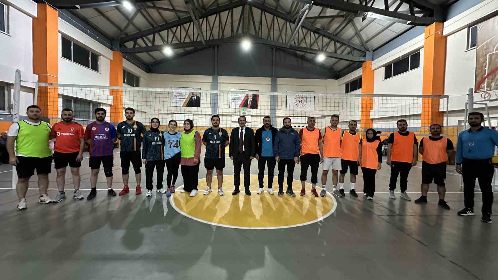 Yüksekova’da 420 öğretmen voleybol turnuvasında bir araya geldi
