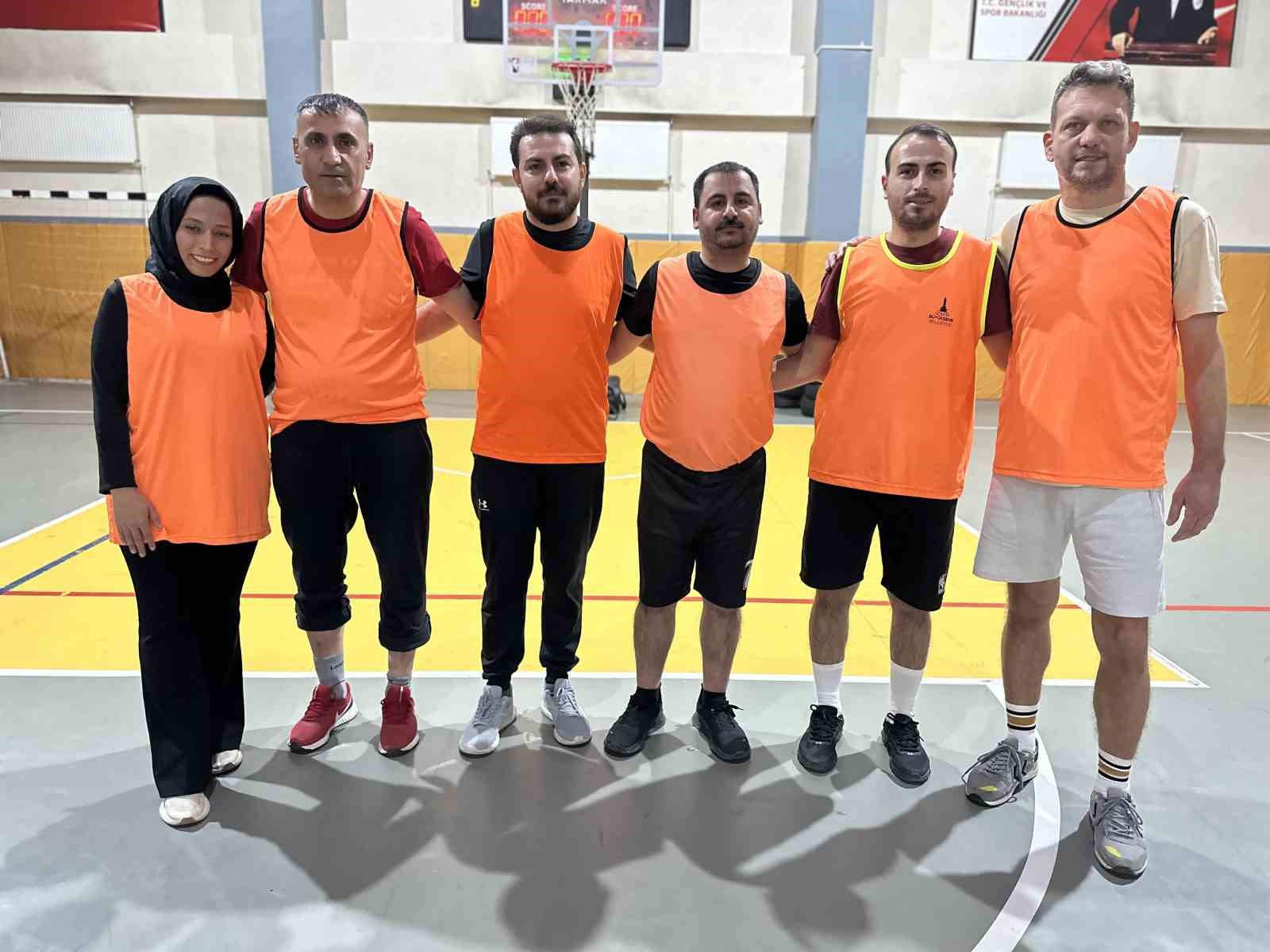 Yüksekova’da 420 öğretmen voleybol turnuvasında bir araya geldi
