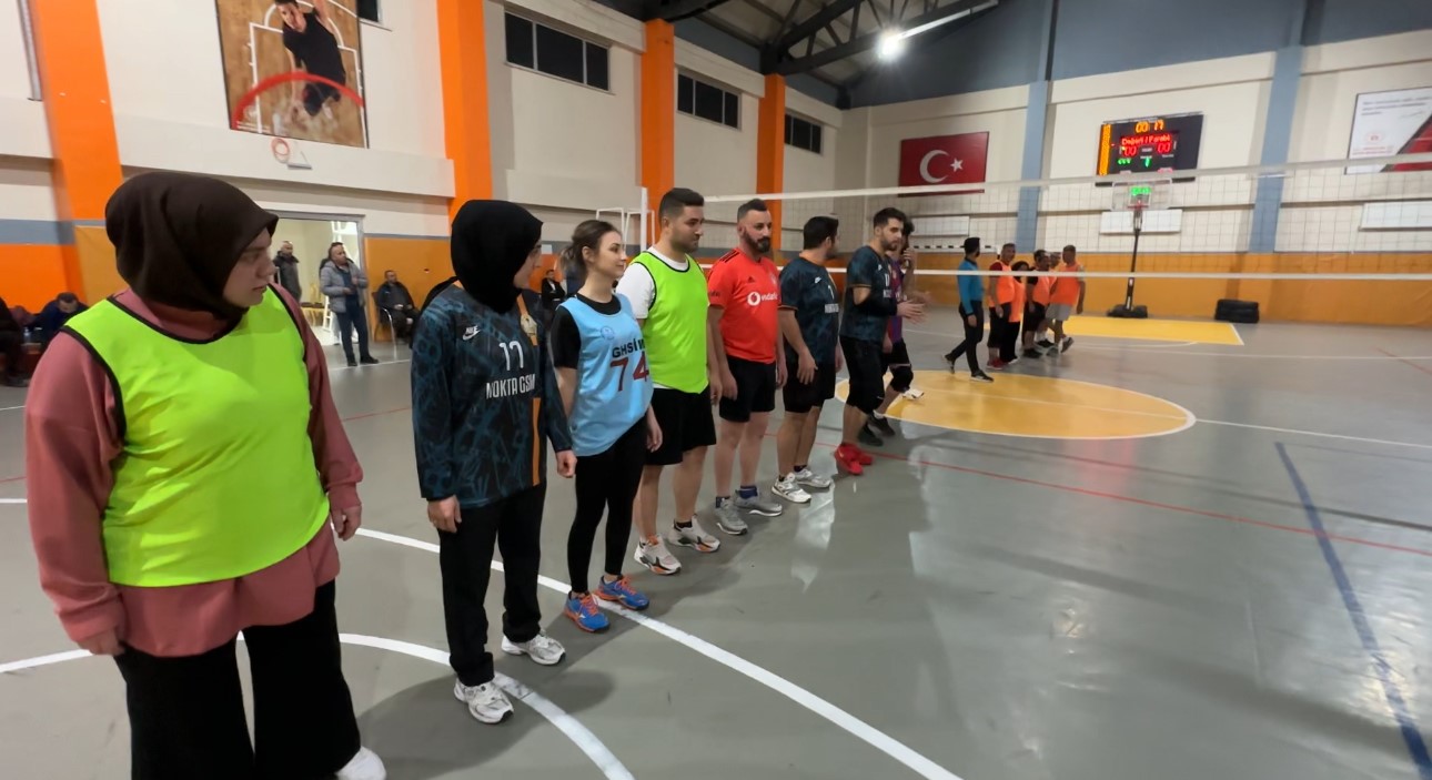 Yüksekova’da 420 öğretmen voleybol turnuvasında bir araya geldi
