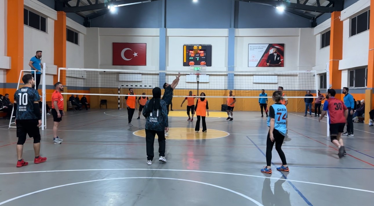 Yüksekova’da 420 öğretmen voleybol turnuvasında bir araya geldi
