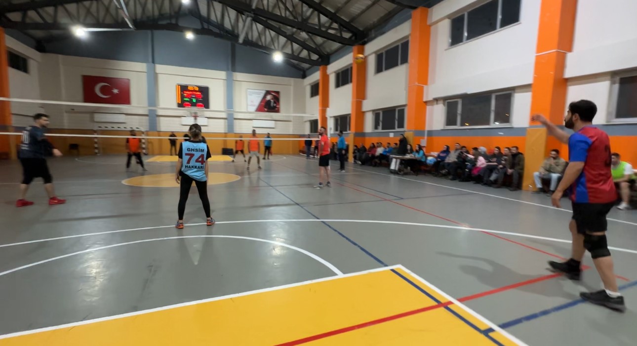 Yüksekova’da 420 öğretmen voleybol turnuvasında bir araya geldi
