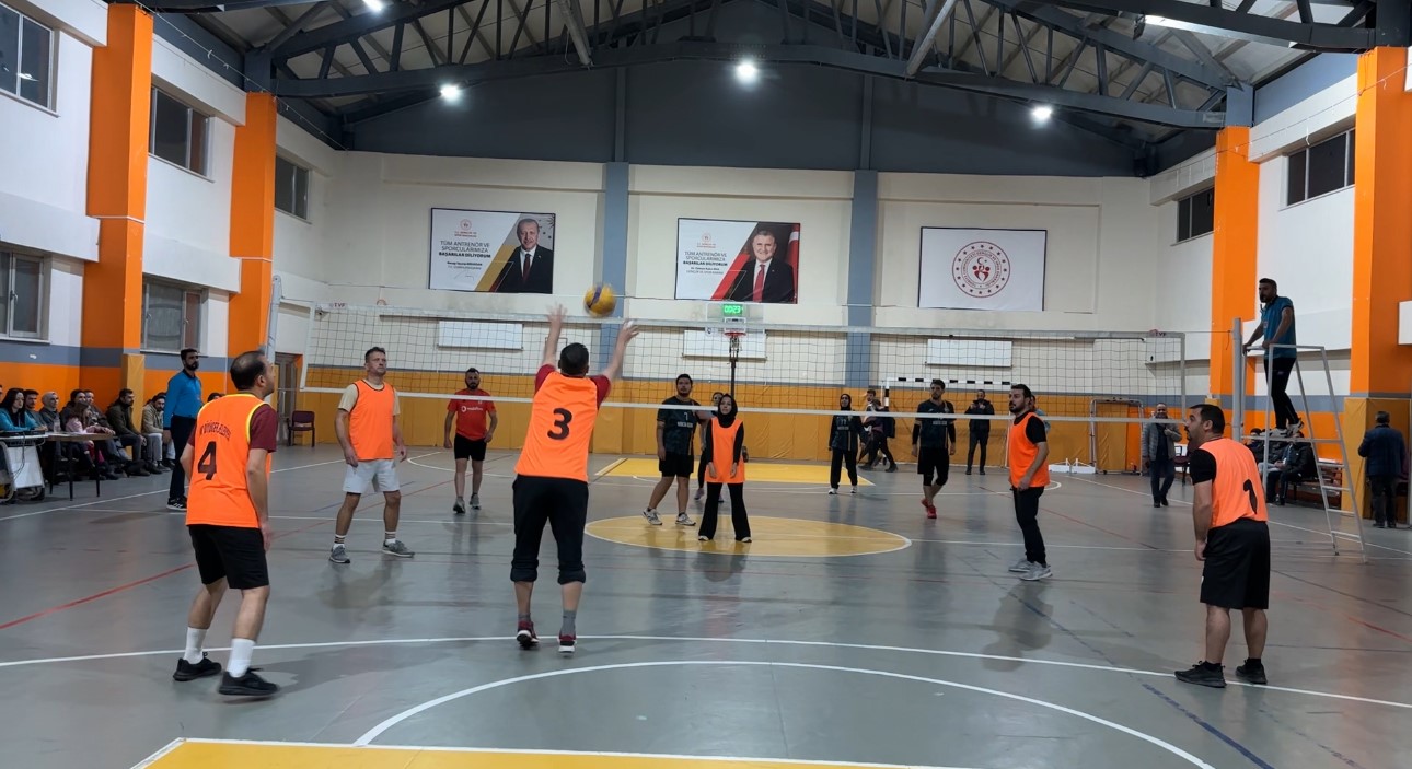 Yüksekova’da 420 öğretmen voleybol turnuvasında bir araya geldi
