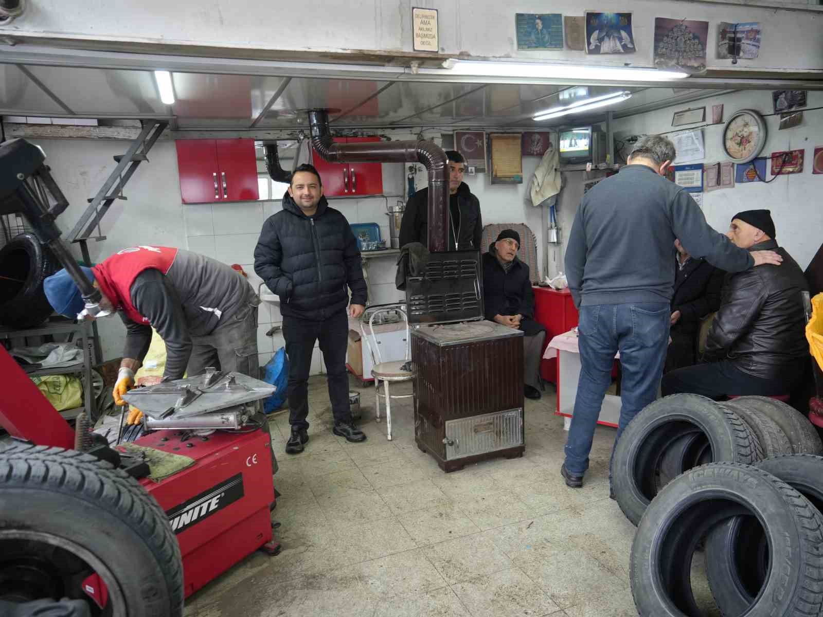 Kar yağışının ardından lastikçilerde yoğunluk: Gece yarısına kadar mesai yapıyorlar
