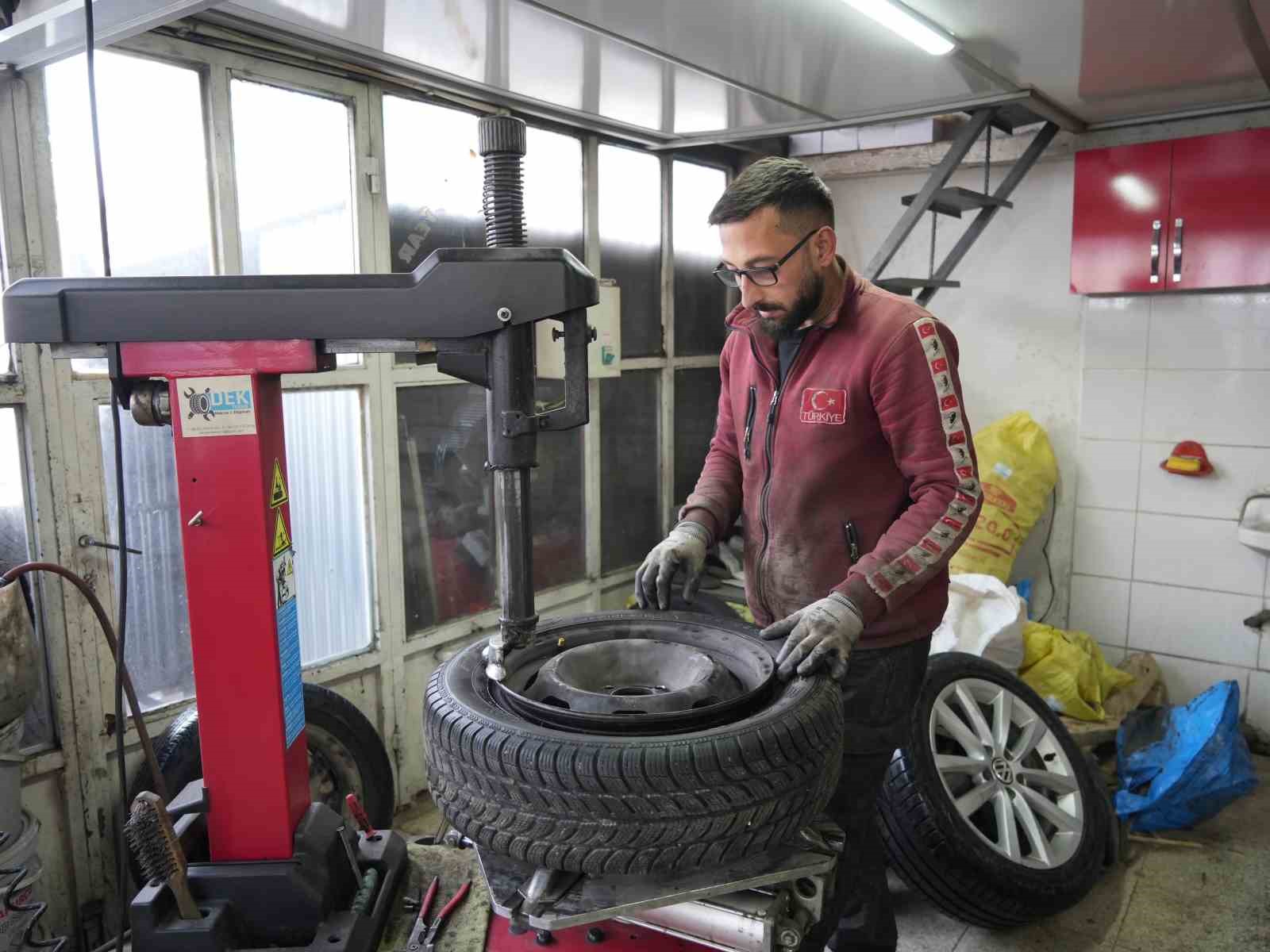 Kar yağışının ardından lastikçilerde yoğunluk: Gece yarısına kadar mesai yapıyorlar
