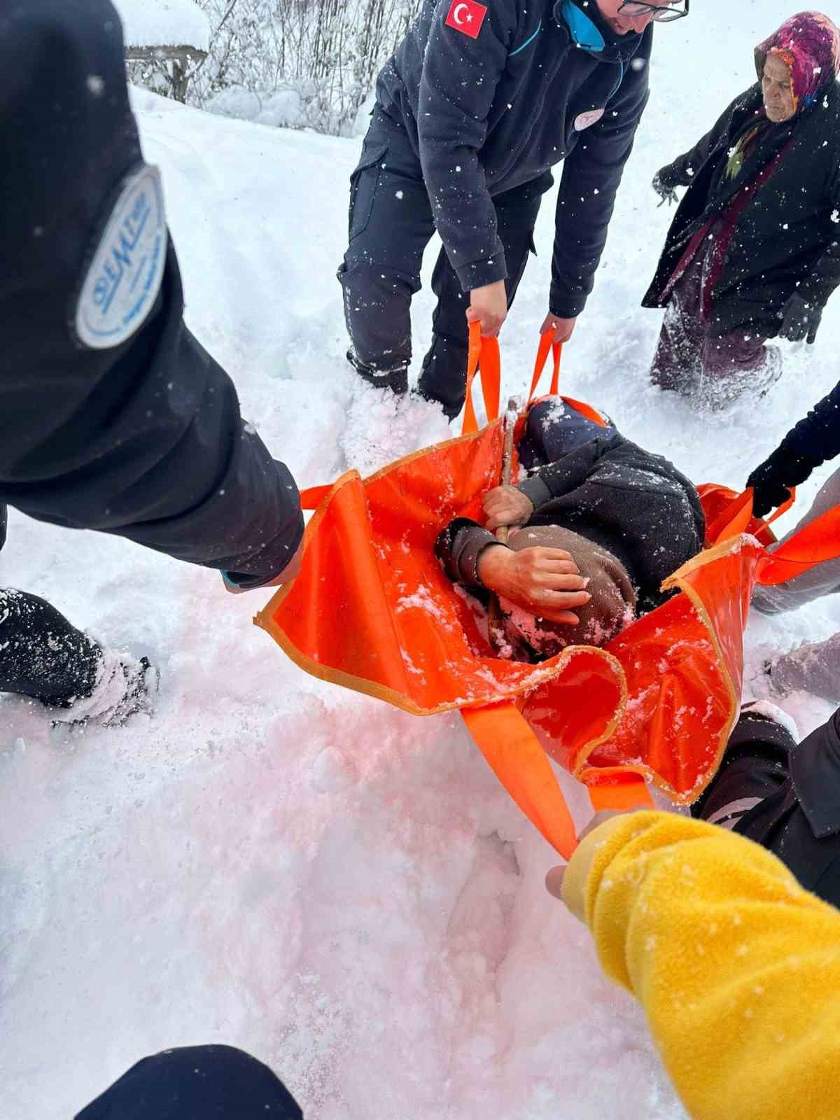 Kar sebebiyle yolu kapanan köydeki hasta için seferber oldular
