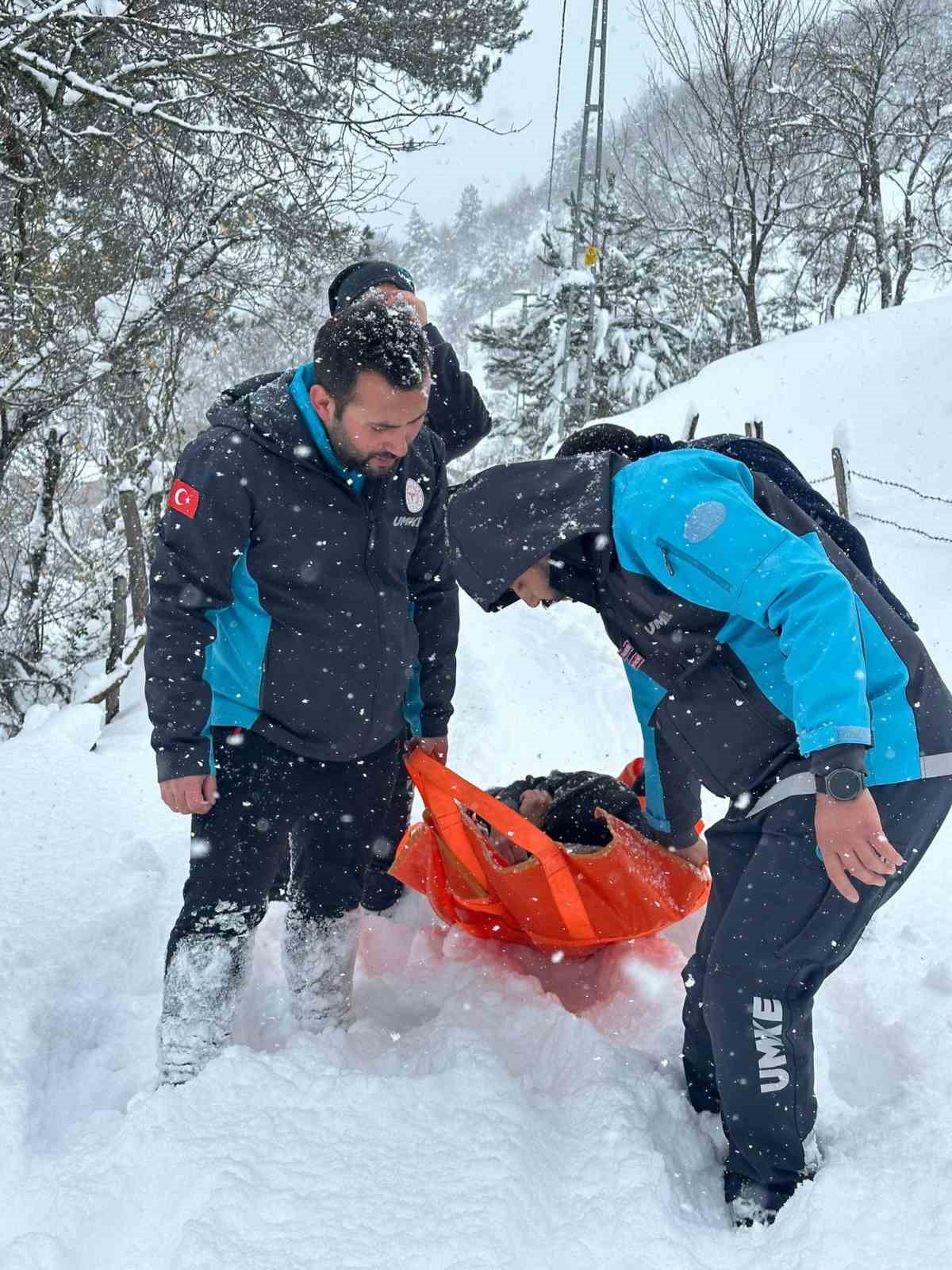 Kar sebebiyle yolu kapanan köydeki hasta için seferber oldular
