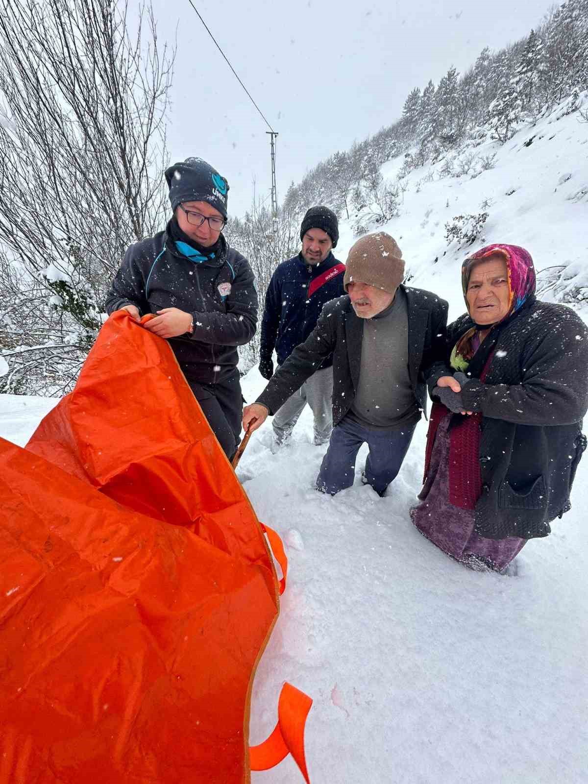 Kar sebebiyle yolu kapanan köydeki hasta için seferber oldular
