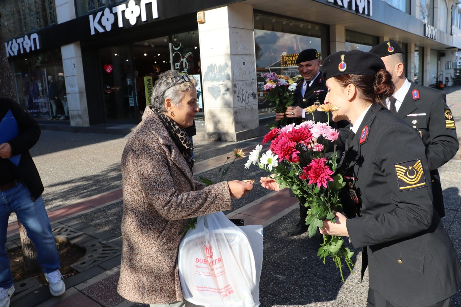 Yalova’da kadına yönelik şiddete karşı farkındalık etkinliği
