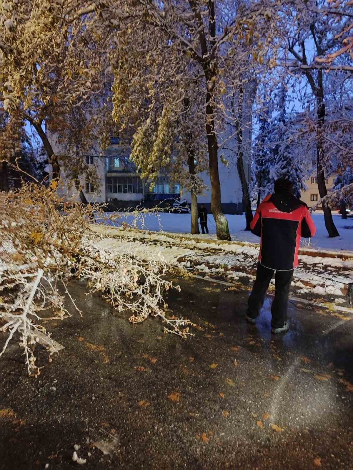 Büyükşehir İtfaiyesi’nden ’kar’ mesaisi
