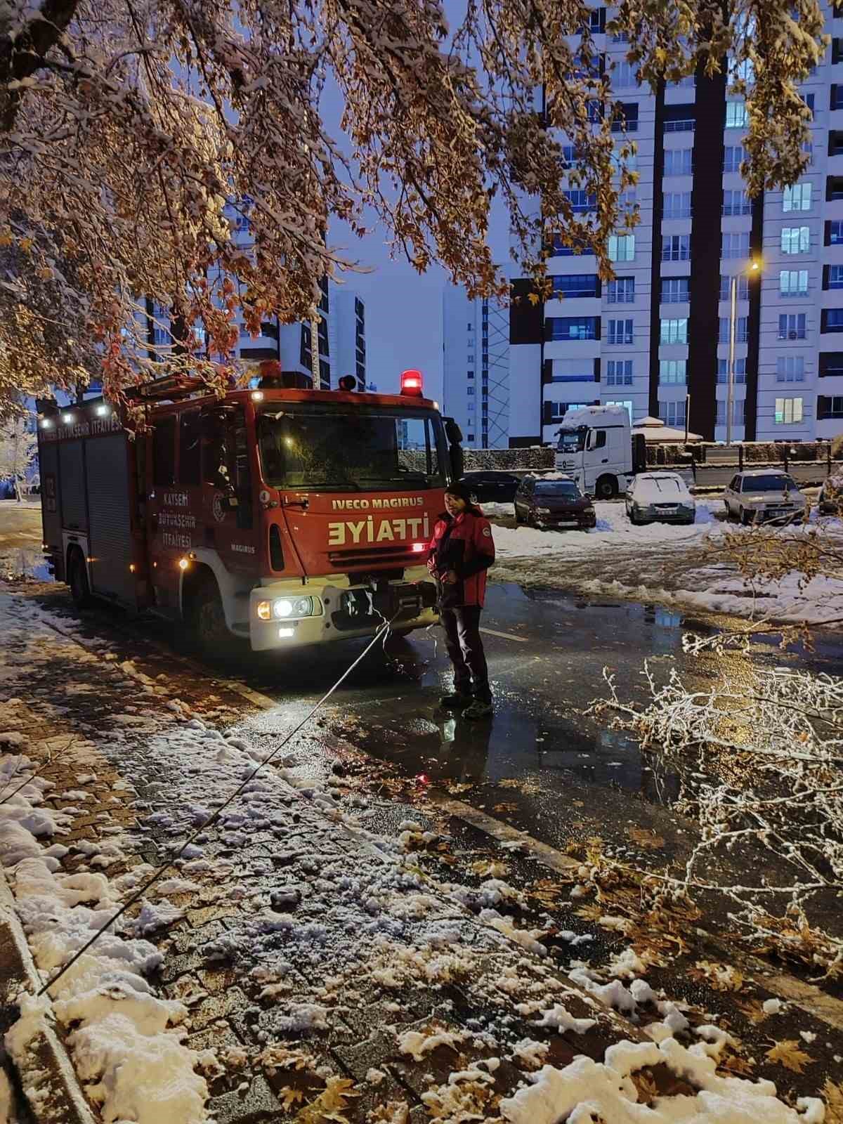 Büyükşehir İtfaiyesi’nden ’kar’ mesaisi
