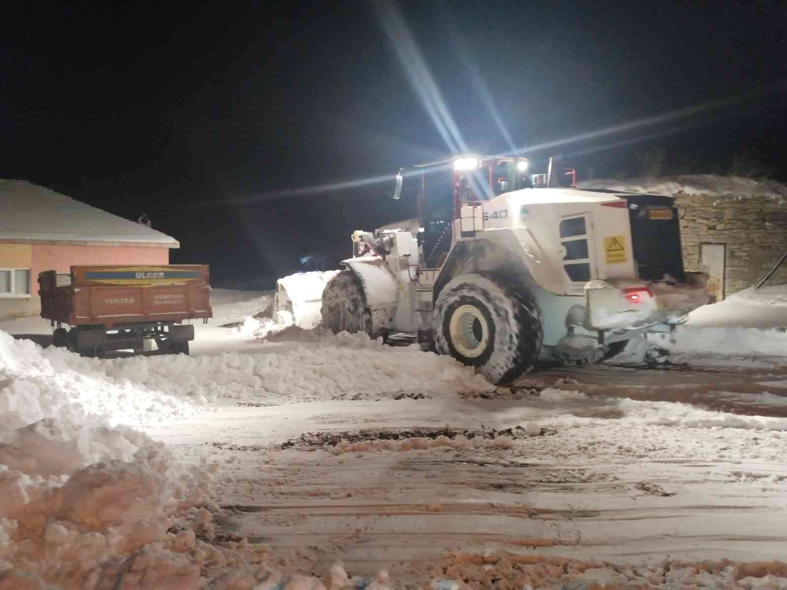 Büyükşehir; kırsalda 257 mahalle yolunu daha ulaşıma açtı
