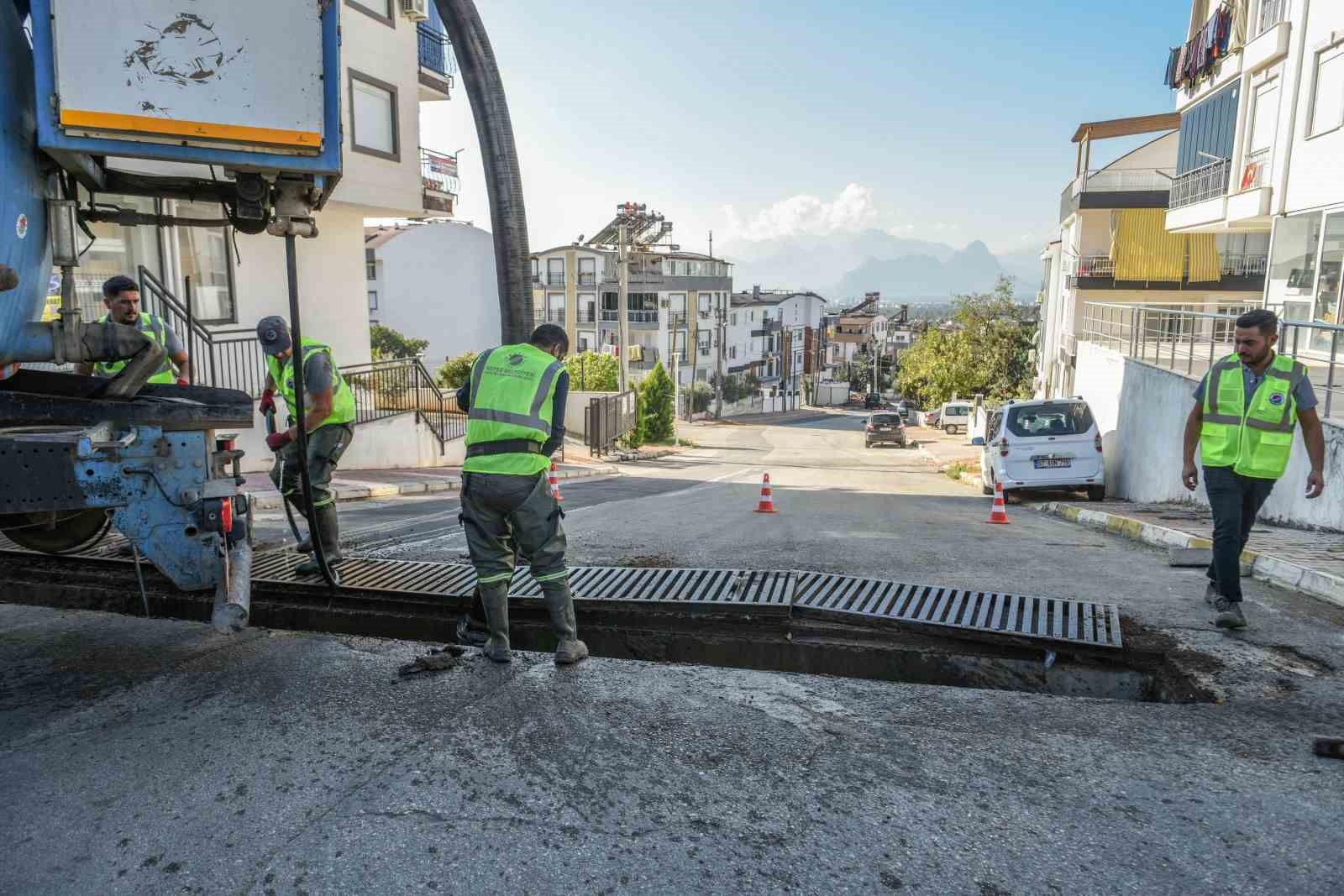 Kepez’de mazgallar vakumlu ekskavatörle temizleniyor
