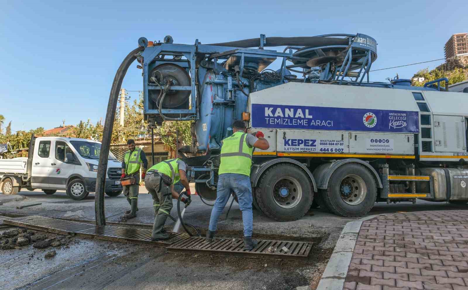 Kepez’de mazgallar vakumlu ekskavatörle temizleniyor
