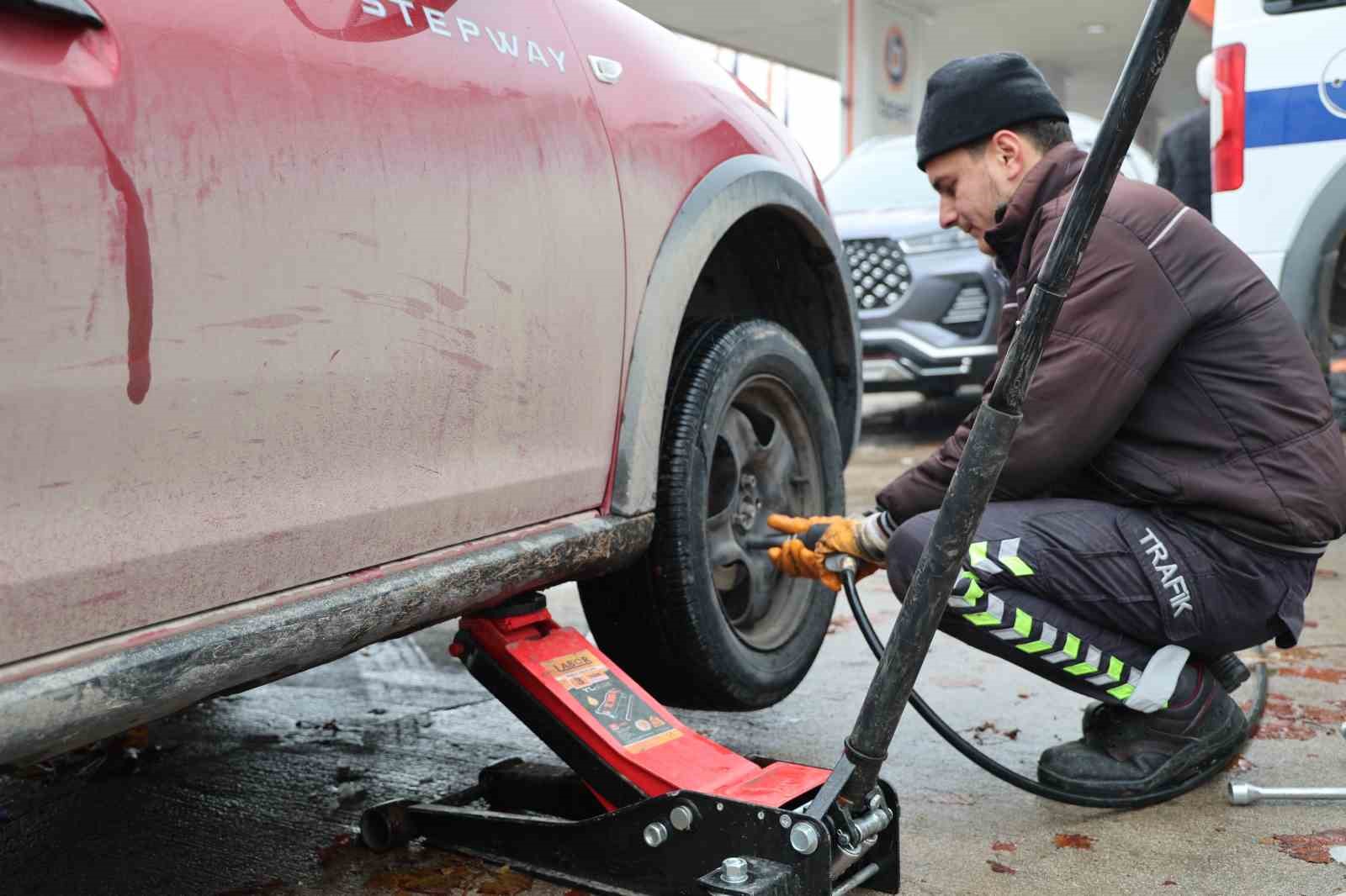 Kar erken geldi, yasak başlamadan oto lastikçilerde yoğunluk başladı
