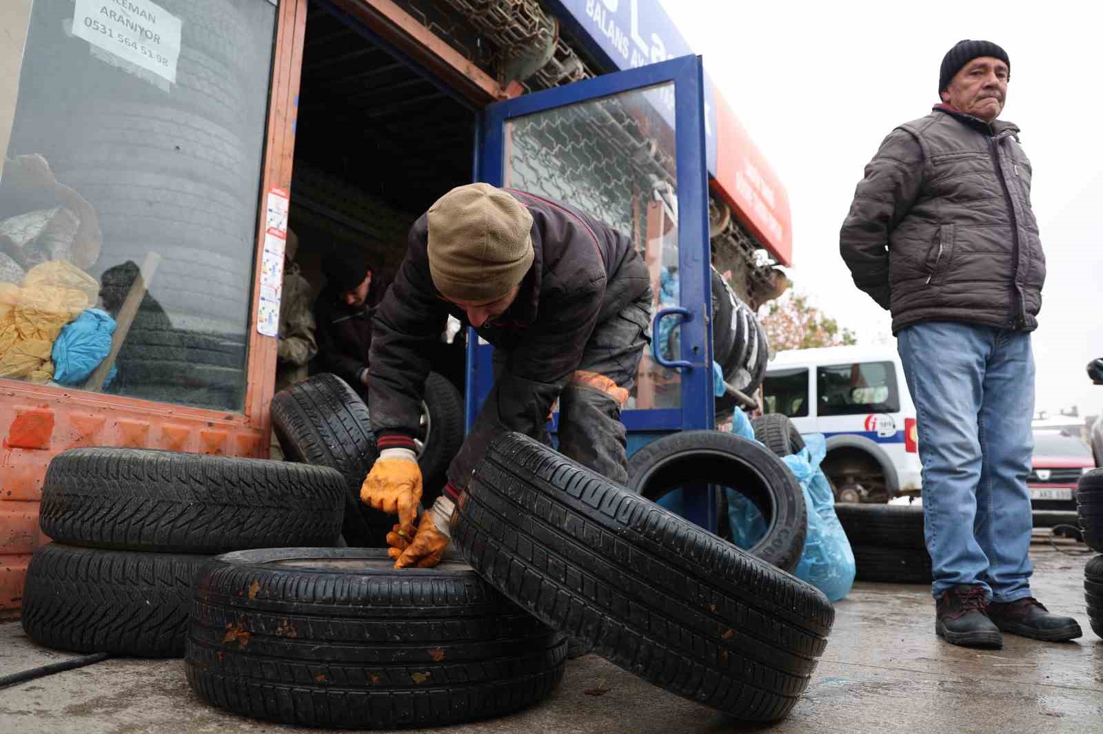 Kar erken geldi, yasak başlamadan oto lastikçilerde yoğunluk başladı
