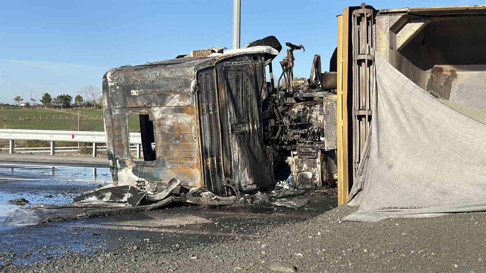 İstanbul Havalimanı kavşağında hafriyat kamyonu yandı
