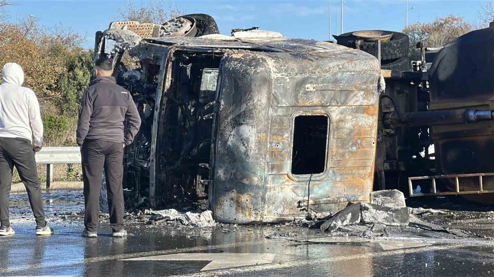 İstanbul Havalimanı kavşağında hafriyat kamyonu yandı
