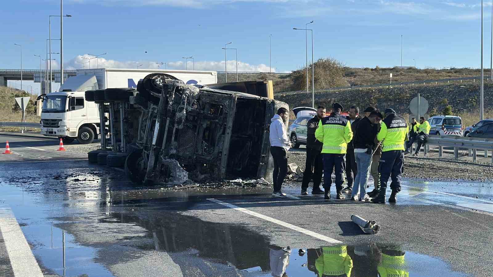 İstanbul Havalimanı kavşağında hafriyat kamyonu yandı
