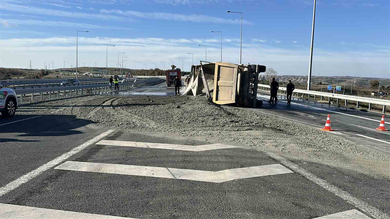 İstanbul Havalimanı kavşağında hafriyat kamyonu yandı
