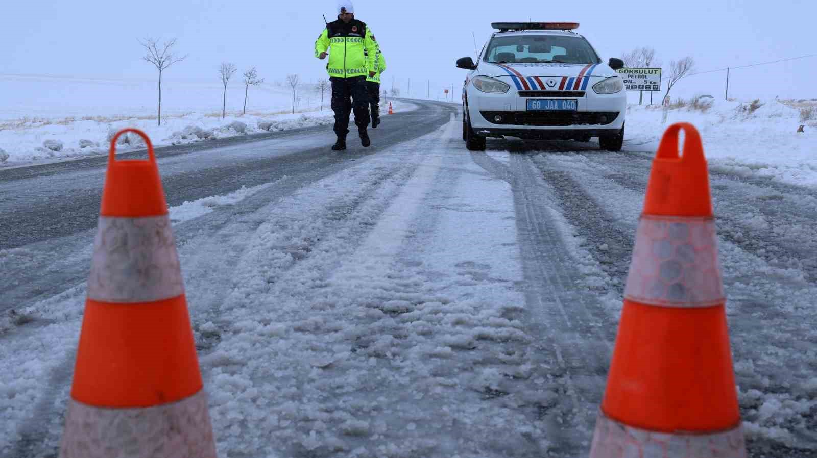 Aksaray’da trafik jandarması kar ve güvenlik kontrolünde
