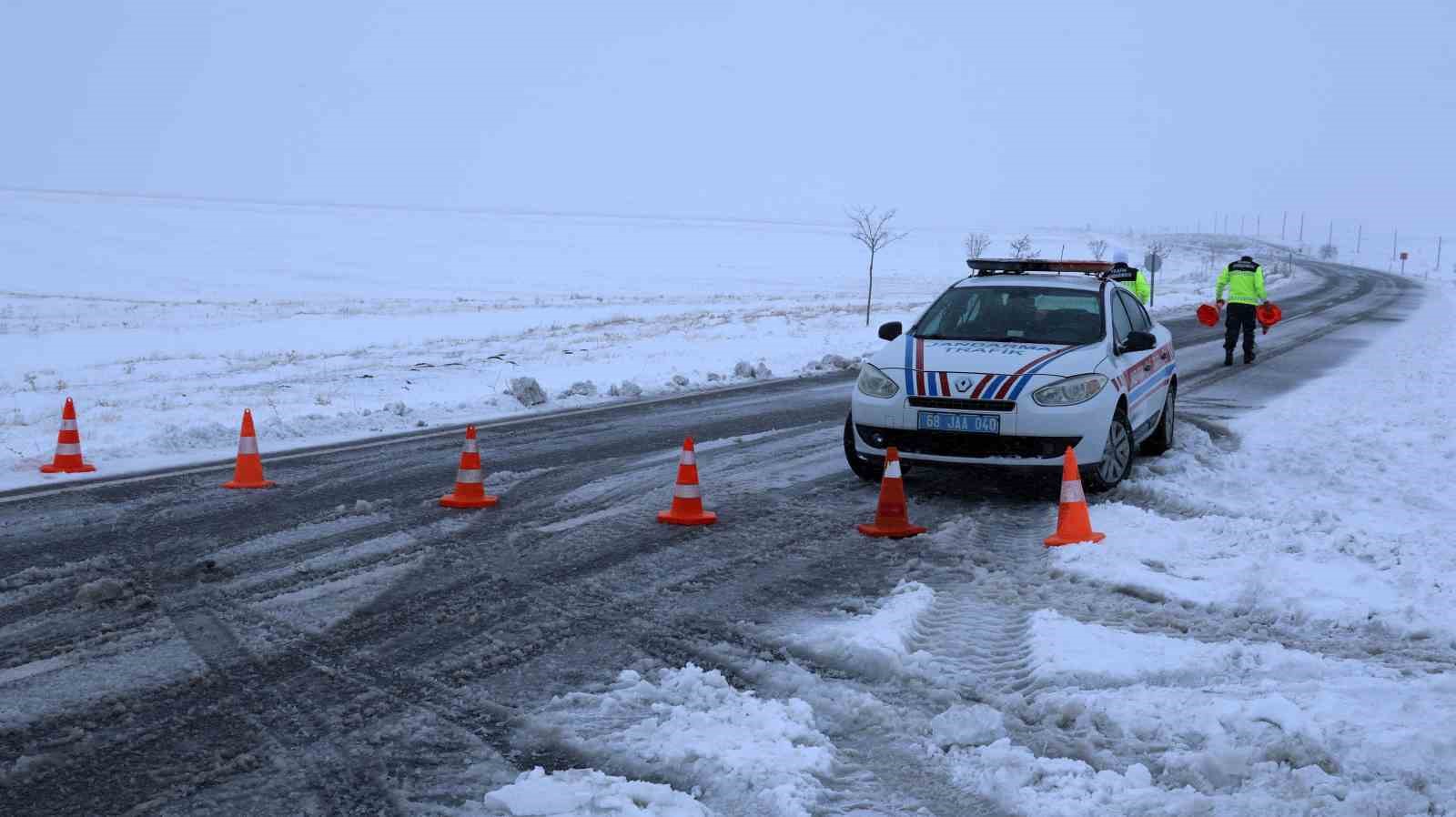 Aksaray’da trafik jandarması kar ve güvenlik kontrolünde
