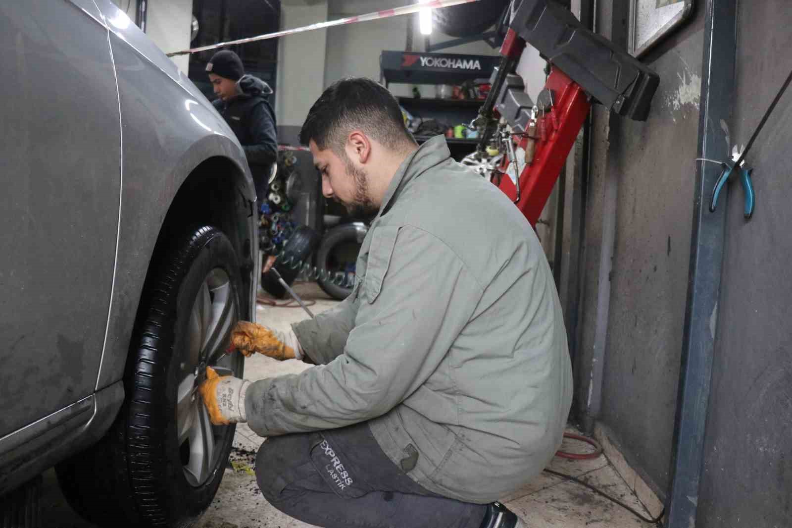 Kar yağışını gören araç sahipleri lastikçilerin yolunu tuttu
