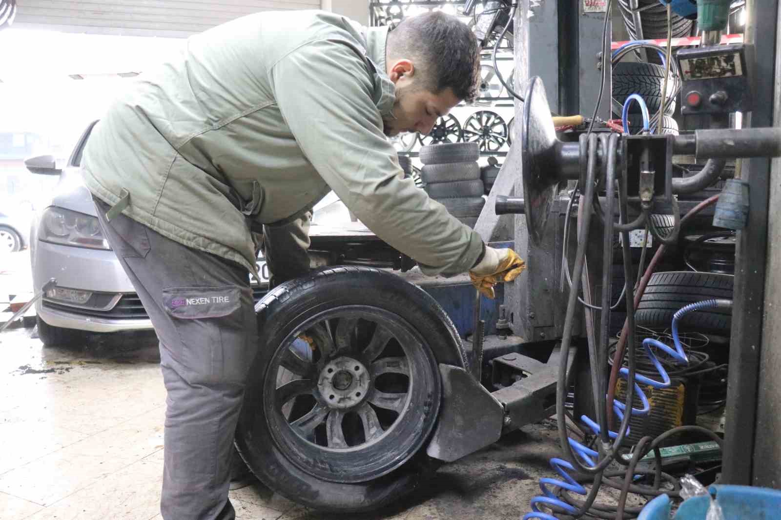 Kar yağışını gören araç sahipleri lastikçilerin yolunu tuttu
