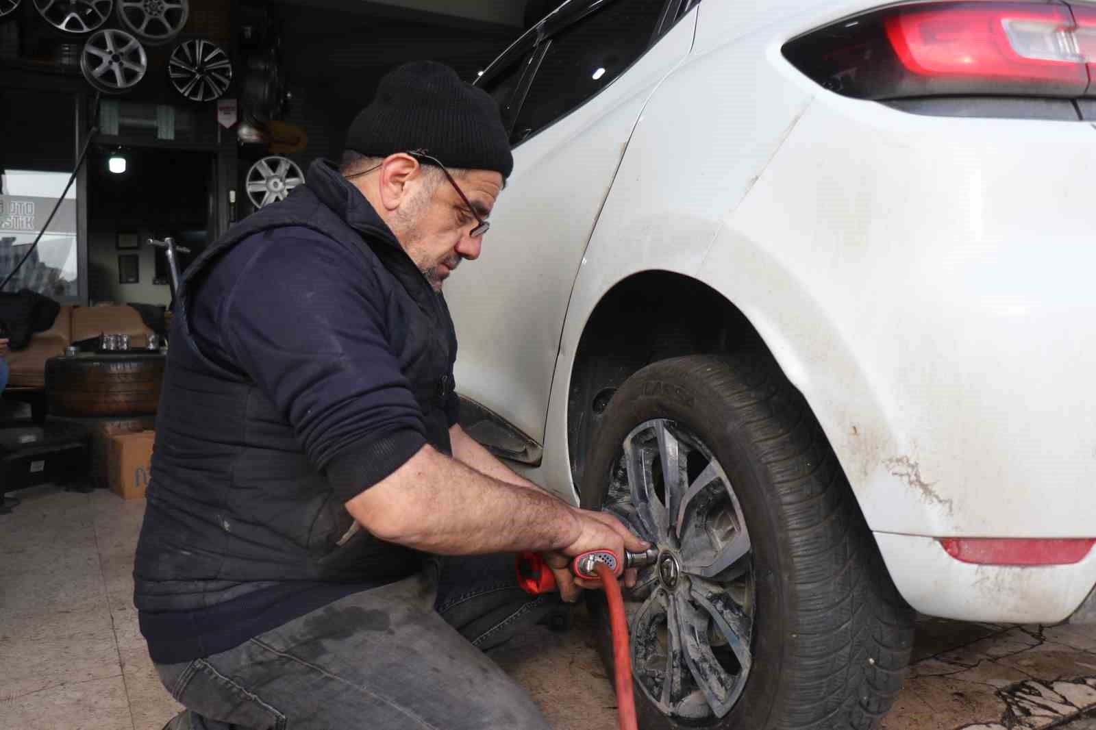 Kar yağışını gören araç sahipleri lastikçilerin yolunu tuttu
