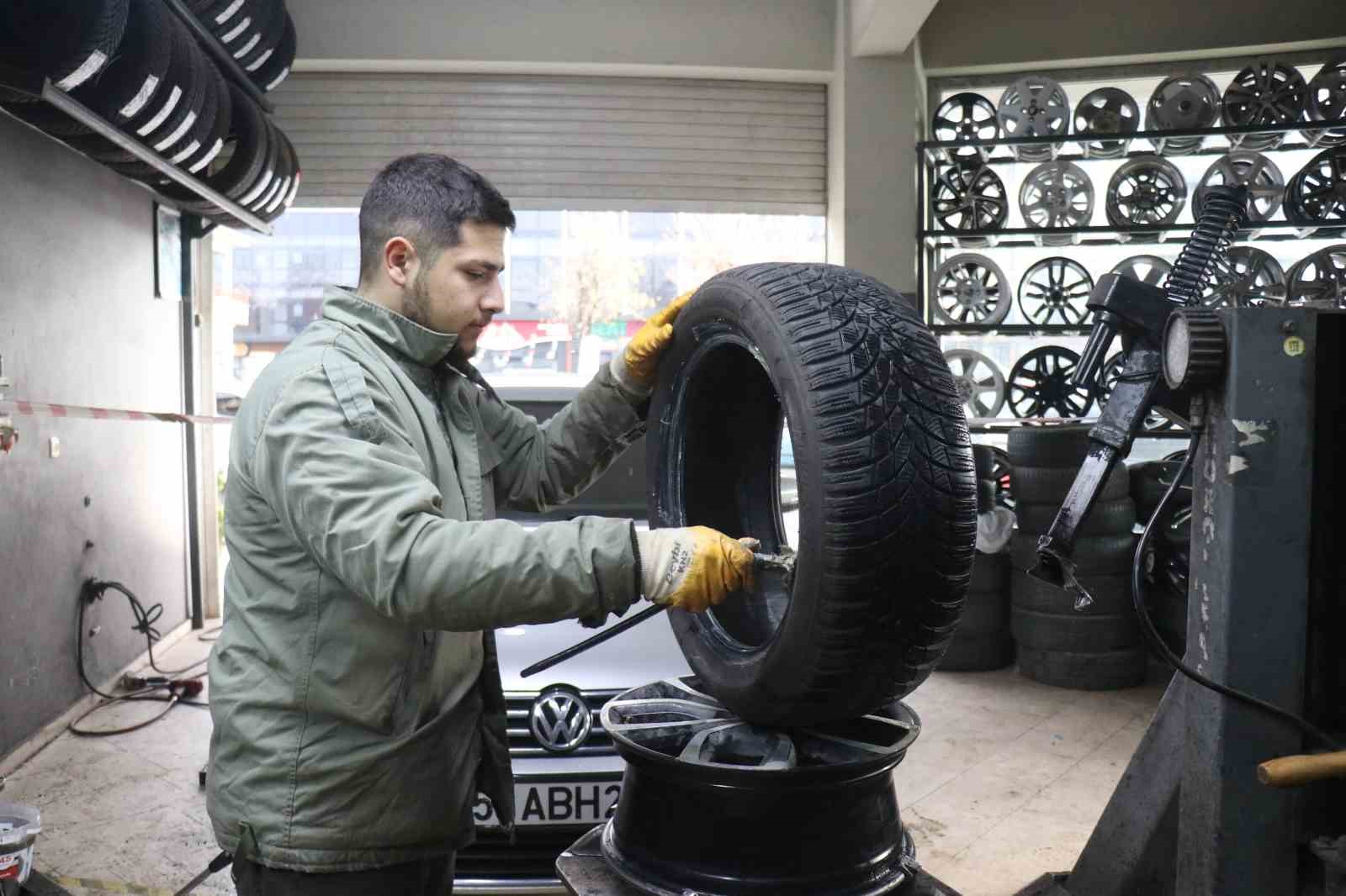 Kar yağışını gören araç sahipleri lastikçilerin yolunu tuttu
