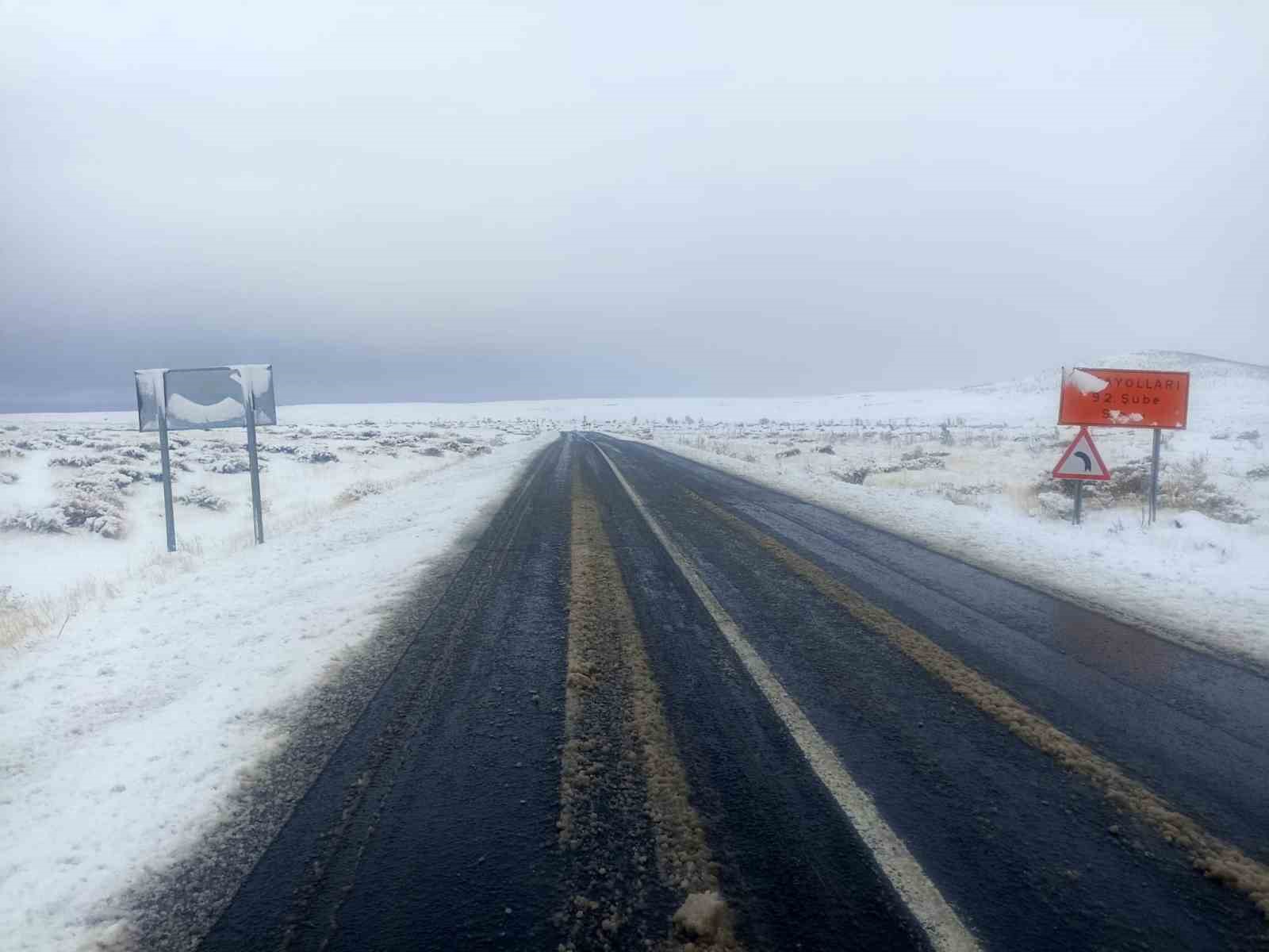 Kar yağışıyla kapanan Viranşehir-Diyarbakır yolu trafiğe açıldı
