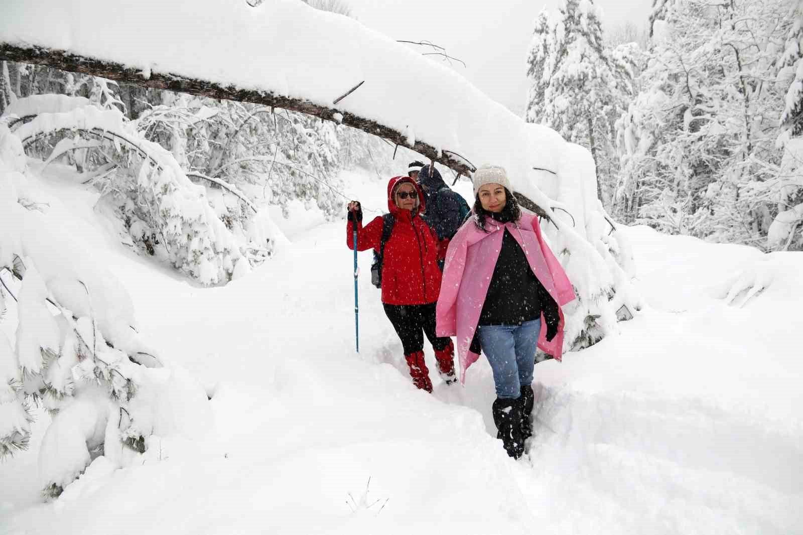 Doğaseverler 70 santimetre karda 9 kilometre yürüdü
