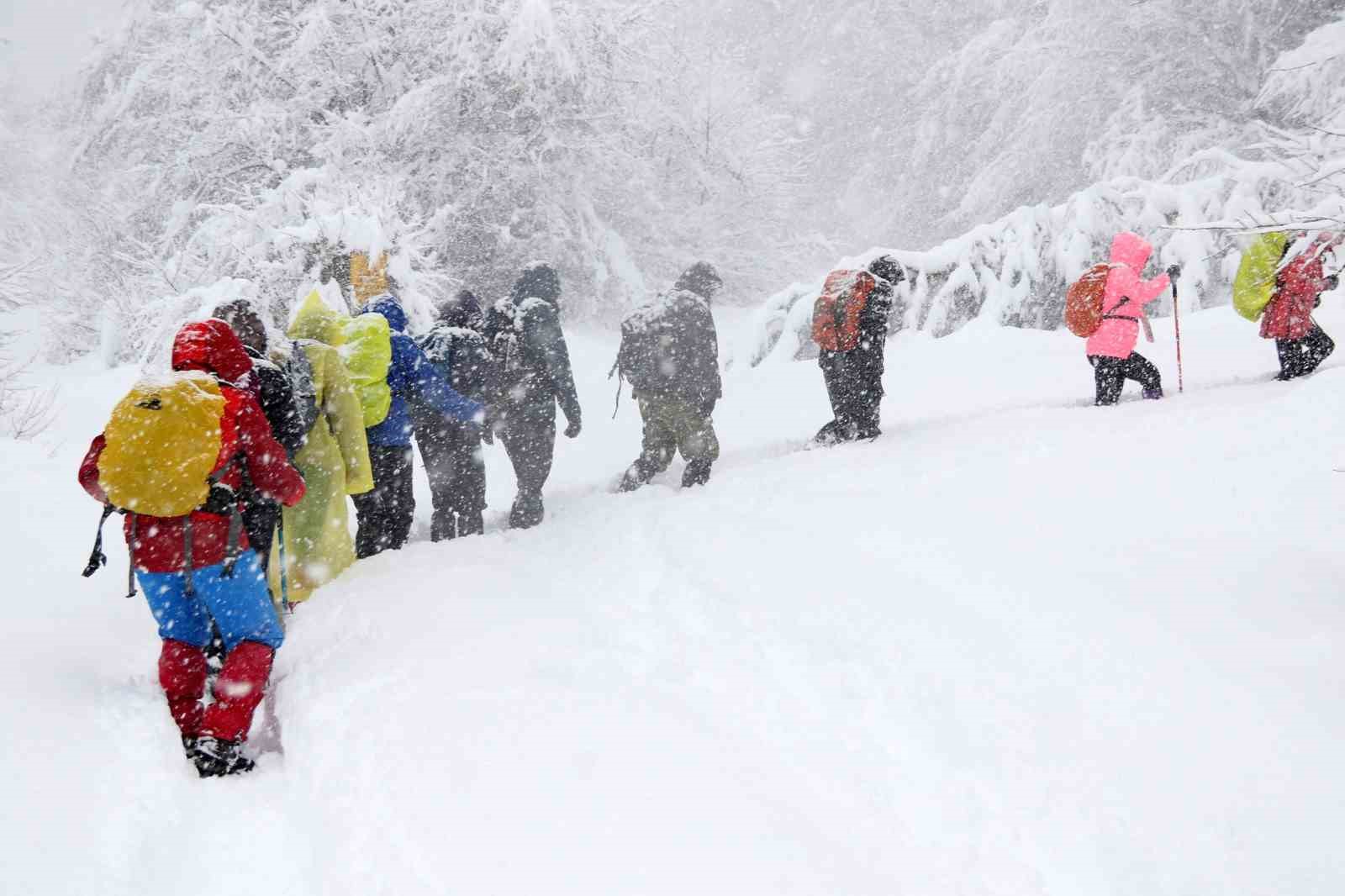 Doğaseverler 70 santimetre karda 9 kilometre yürüdü
