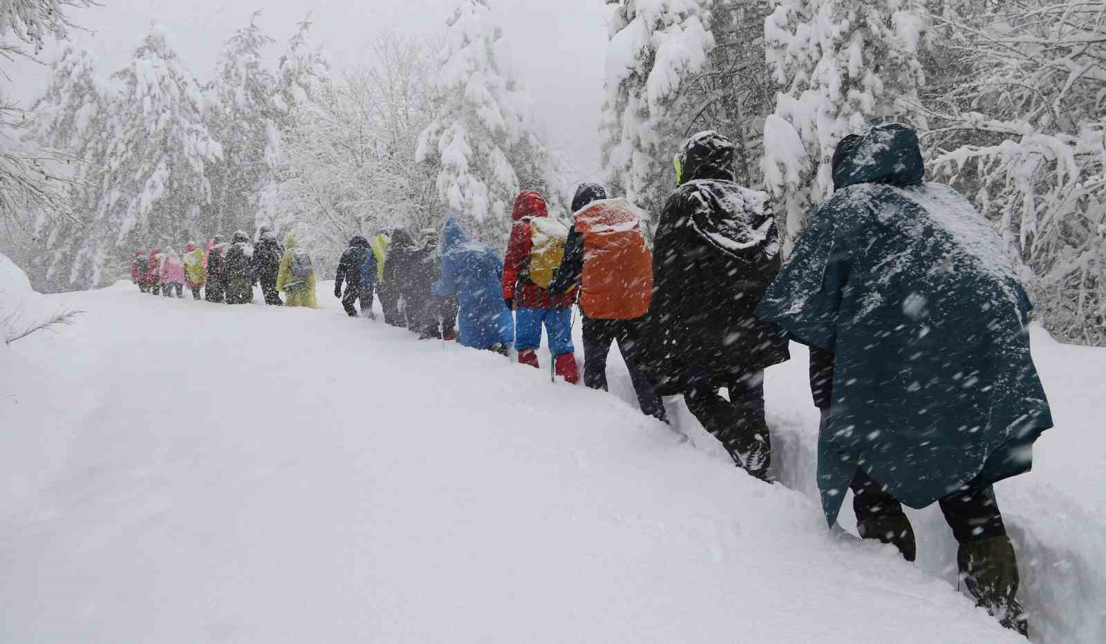 Doğaseverler 70 santimetre karda 9 kilometre yürüdü
