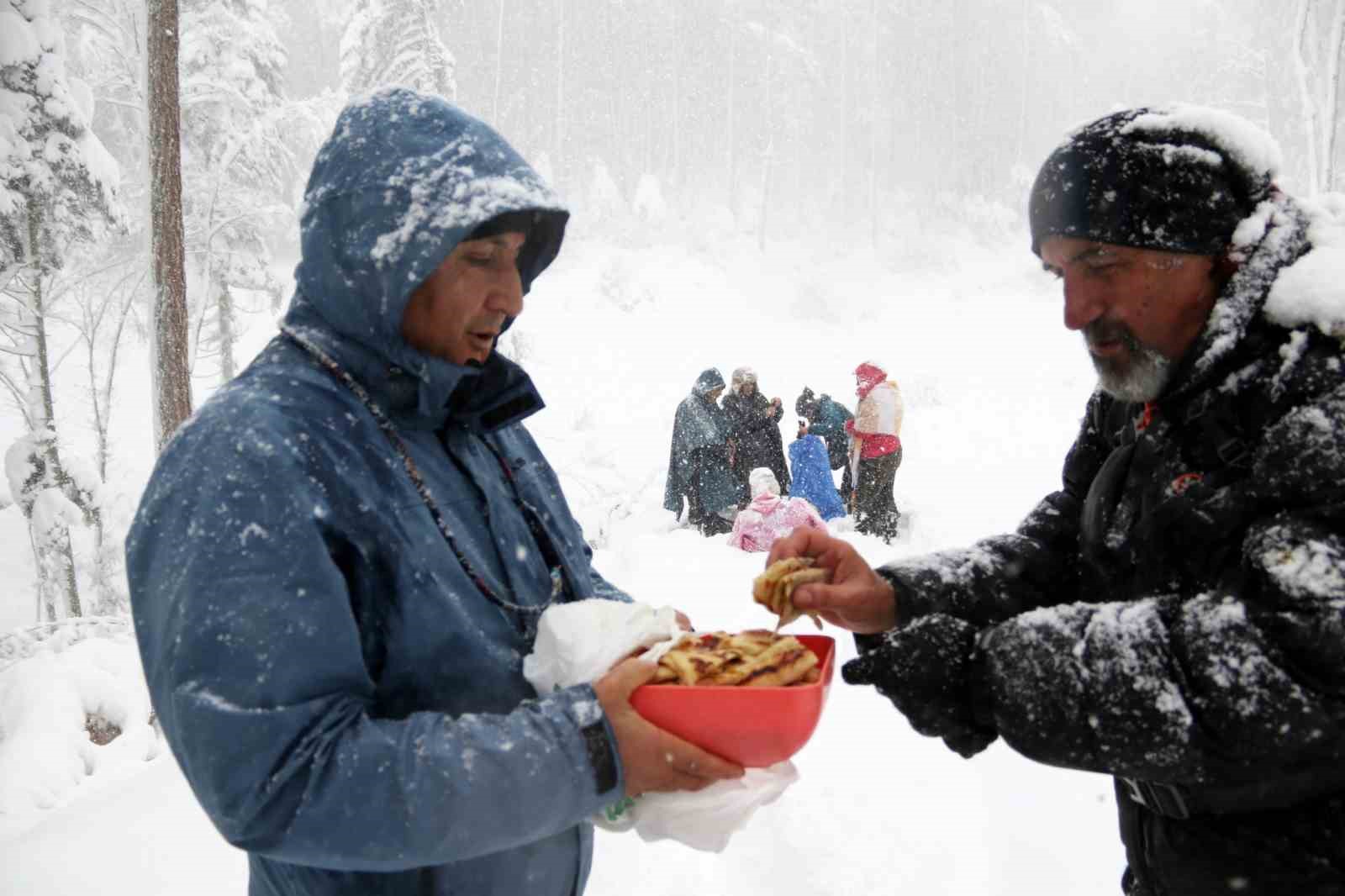 Doğaseverler 70 santimetre karda 9 kilometre yürüdü
